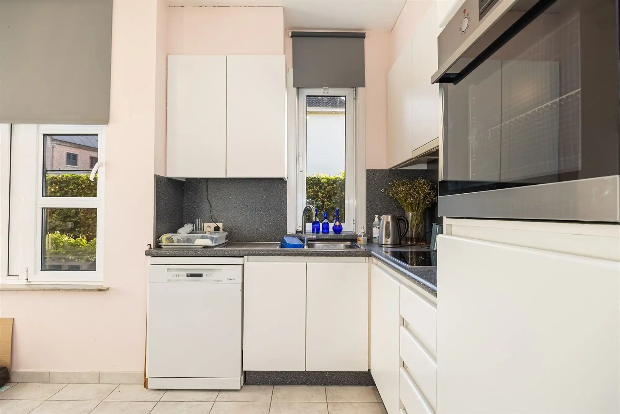 instapklaar huis met drie slaapkamers en ruime tuin foto 11