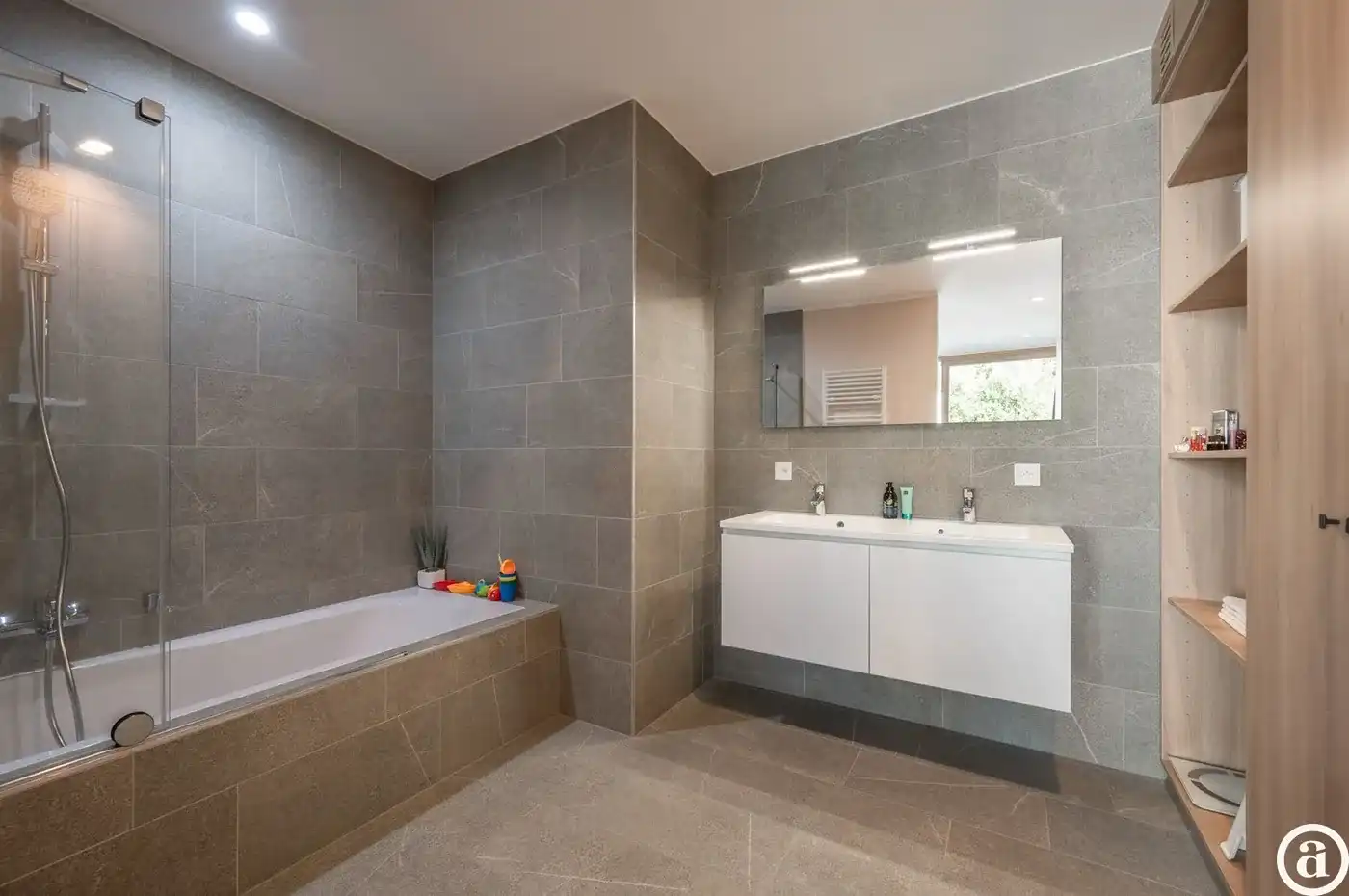 Recente woning aan het karaktervolle Oosthoekplein.          foto 19