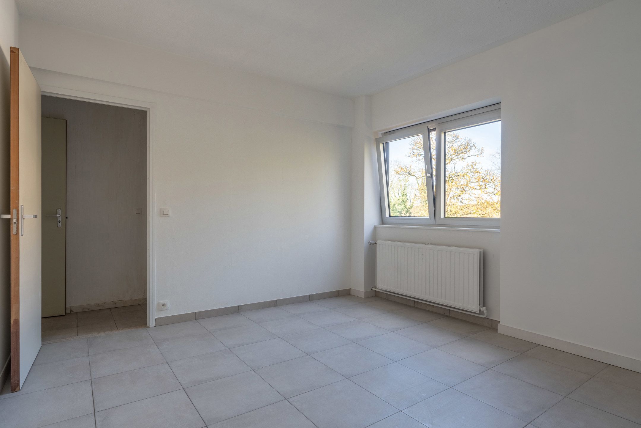 Gerenoveerd appartement met 2 slaapkamers in privépark foto 12