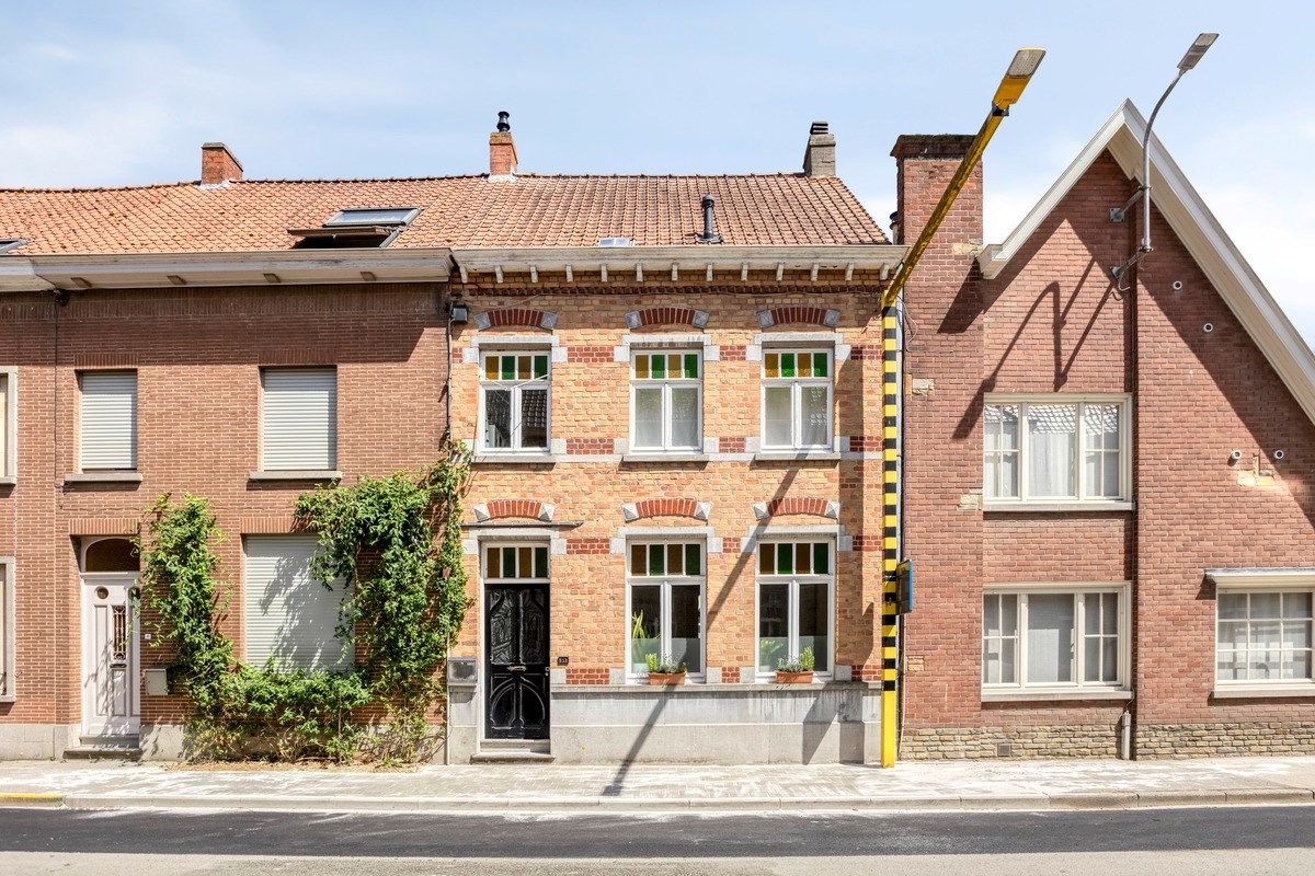 Authentieke rijwoning met 4 slaapkamers! foto 2