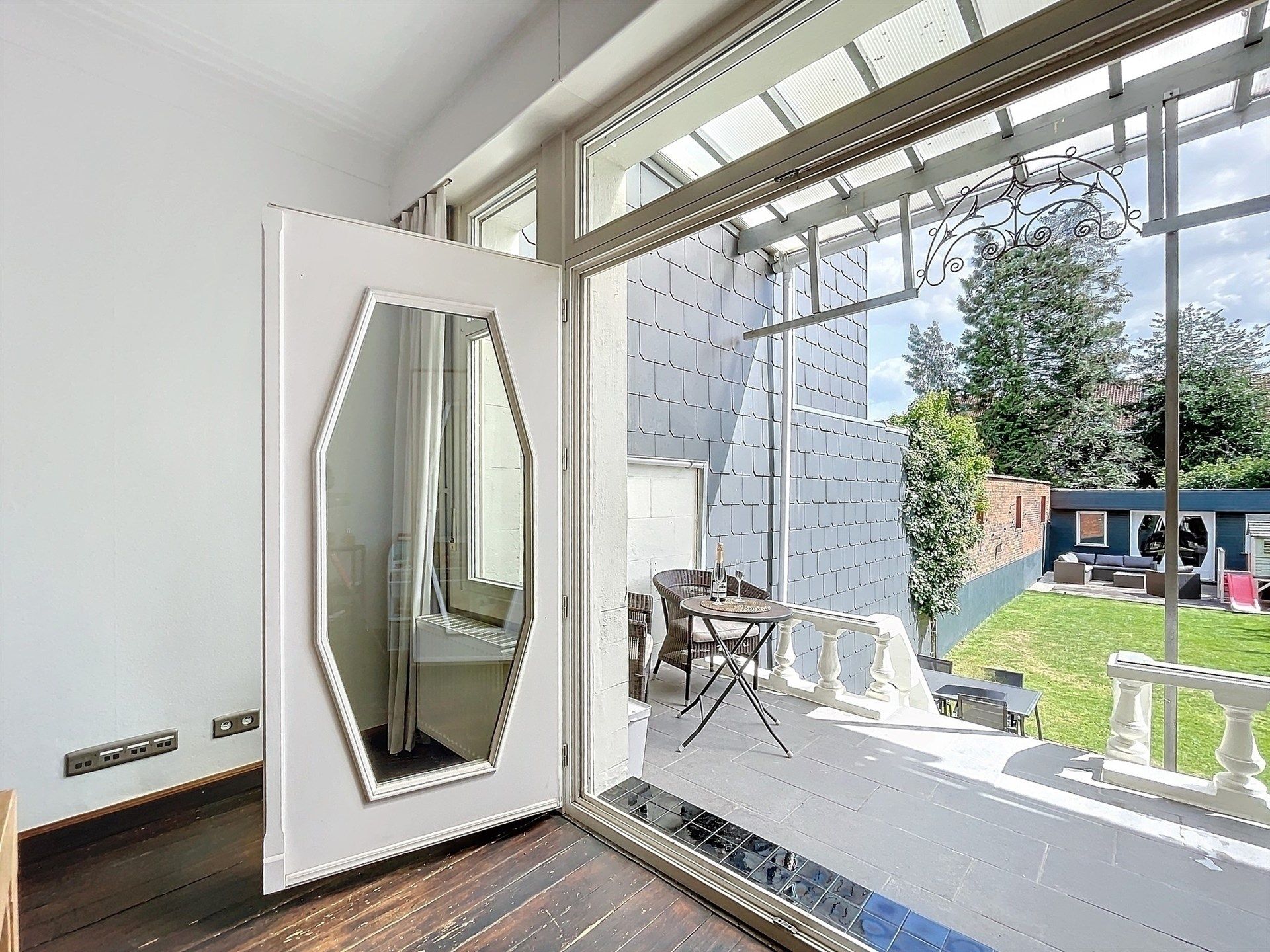 Prachtig herenhuis met 5 slaapkamers en zuid gerichte tuin in Sint-Niklaas. foto 5