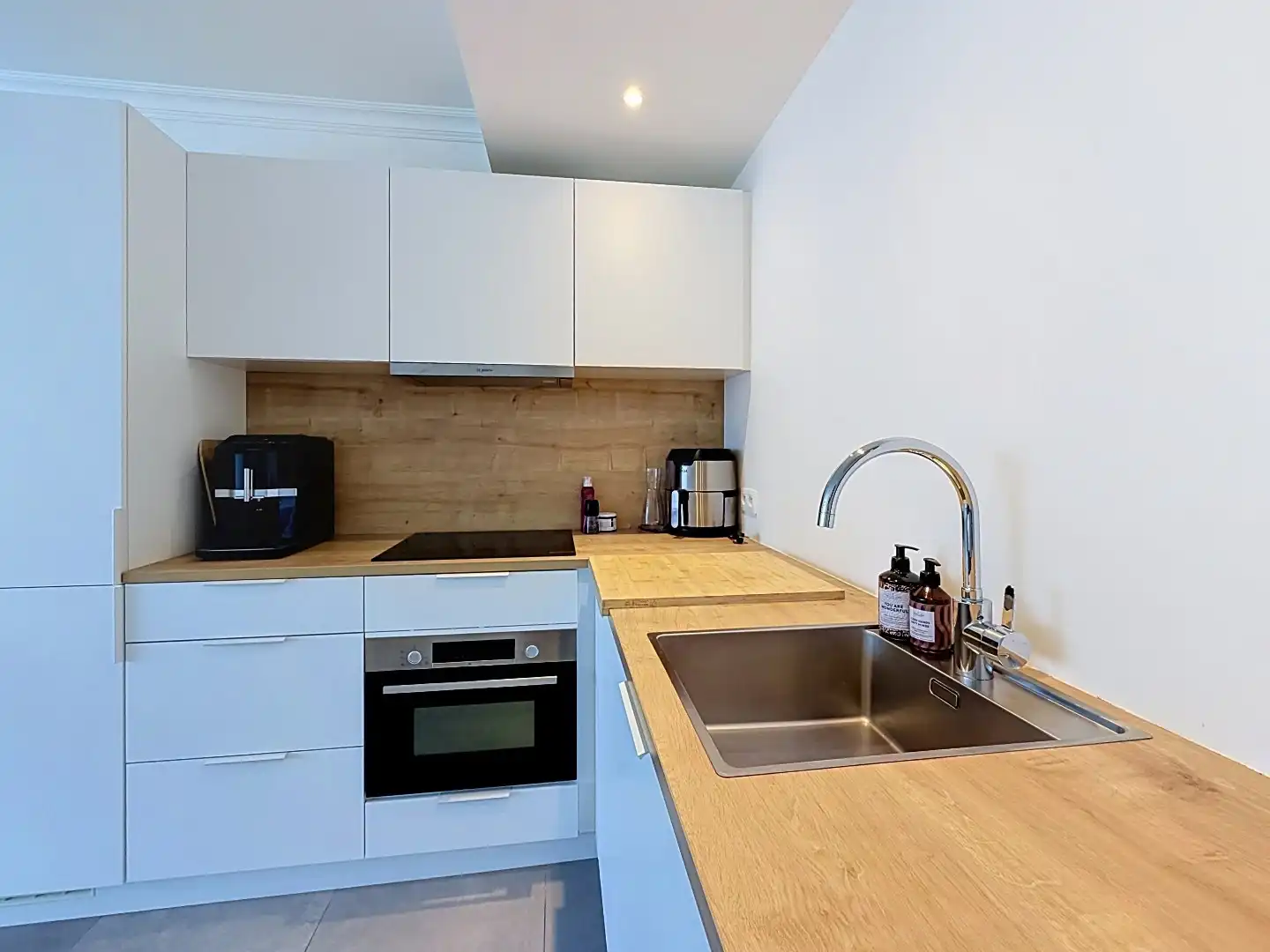 Volledig gerenoveerde duplex met zonnige tuin en inpandige garage op gunstige residentiële locatie te Oostende.  foto 4