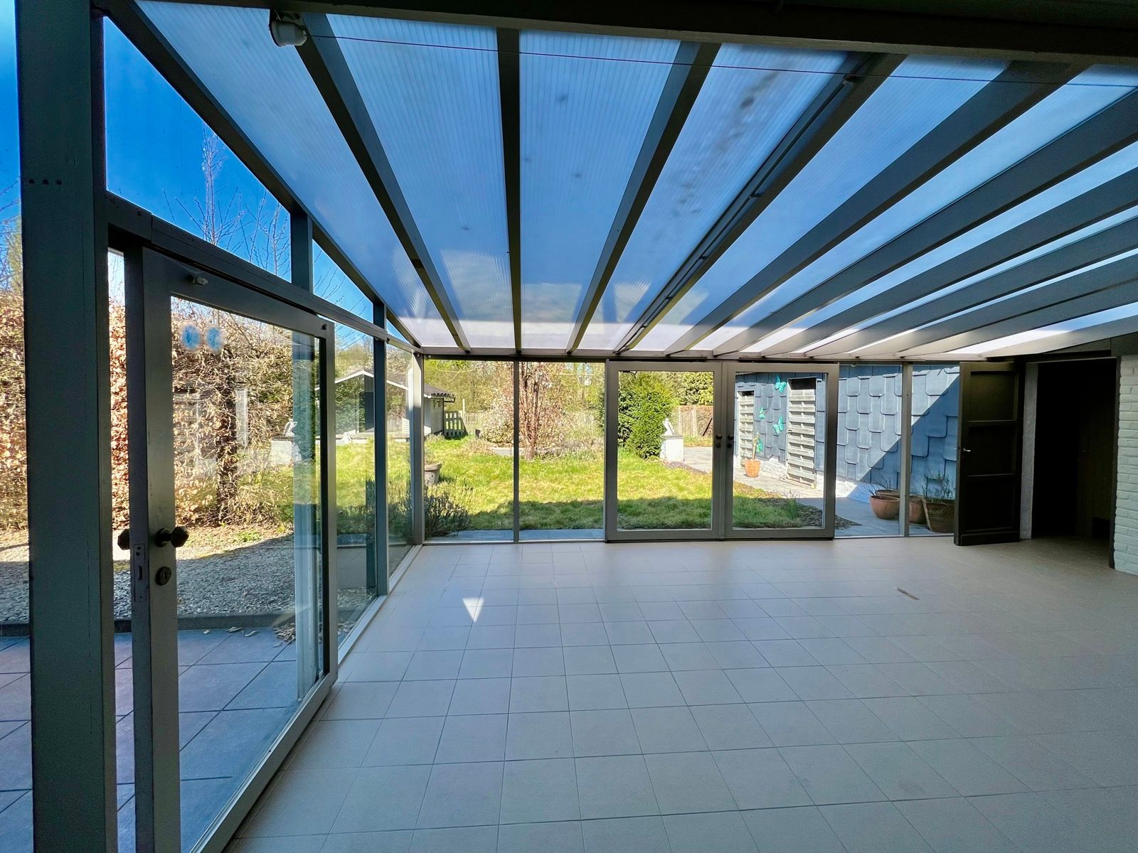 Zeer ruime woning met grote tuin en vrij zicht. foto 9