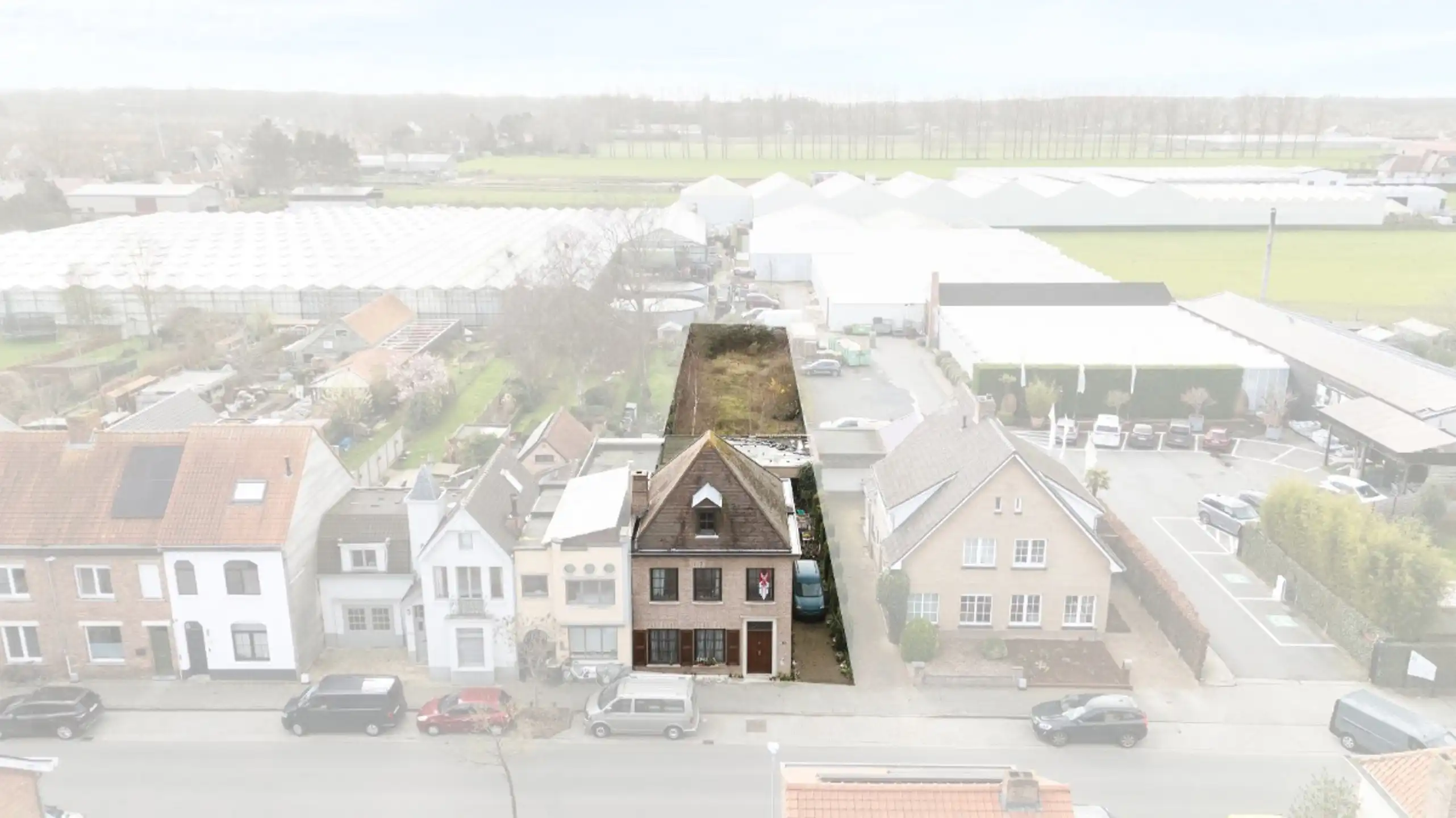 Centraal gelegen burgerwoning met garage en ruime tuin foto 3