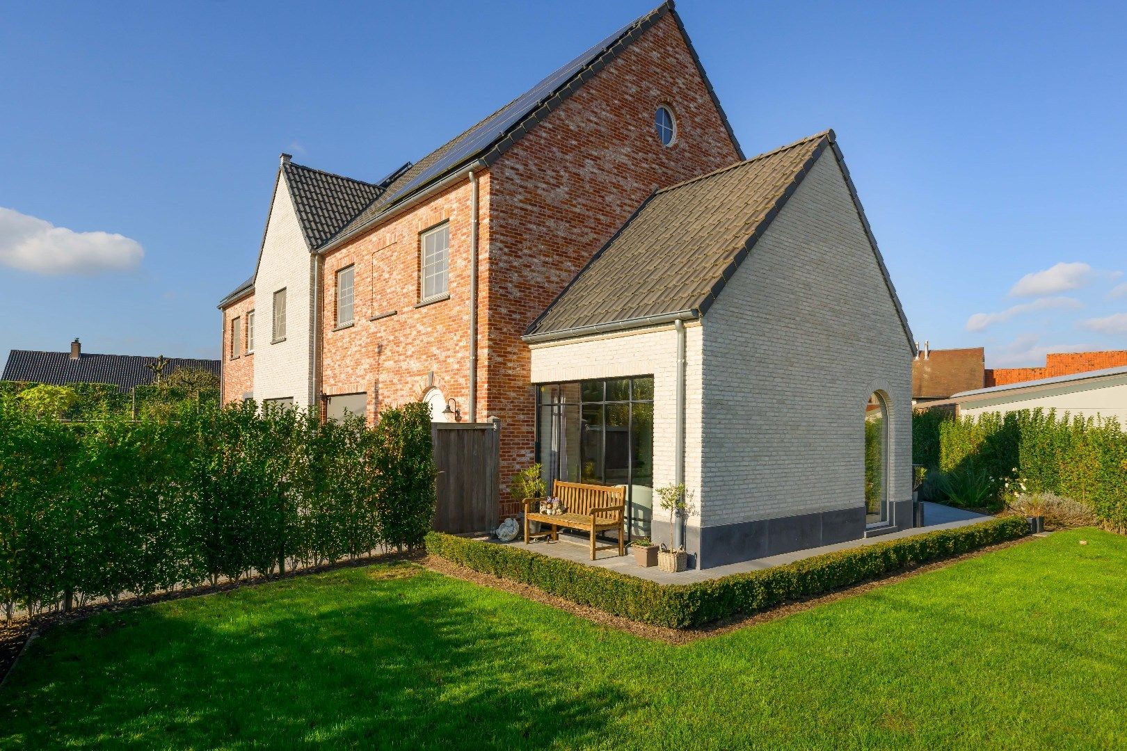 RECENTE HALF OPEN BEBOUWING MET TUIN | GARAGE | 3 SLPKS foto {{pictureIndex}}