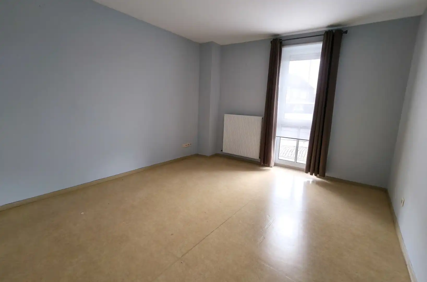 GELIJKVLOERS APPARTEMENT MET GARAGE foto 9