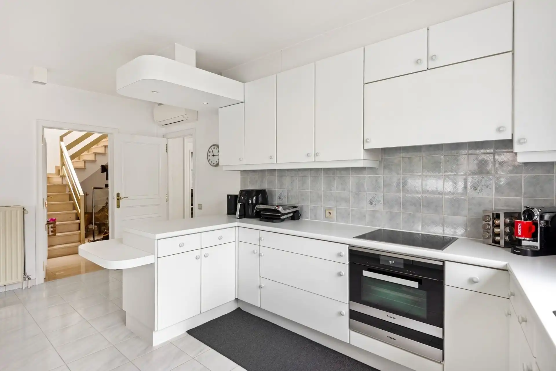 GELIJKVLOERS KANTOOR MET WONING foto 9