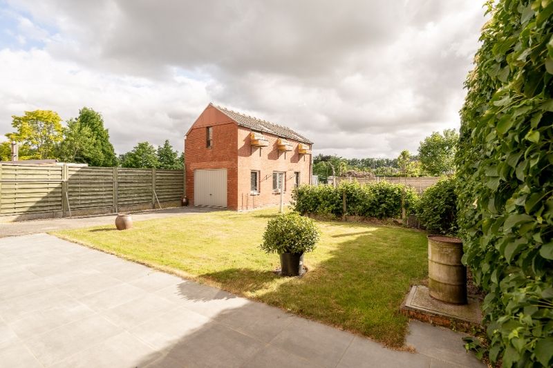 Ruime halfopen bebouwing met twee garages en zonnige tuin in rustige omgeving! foto 20