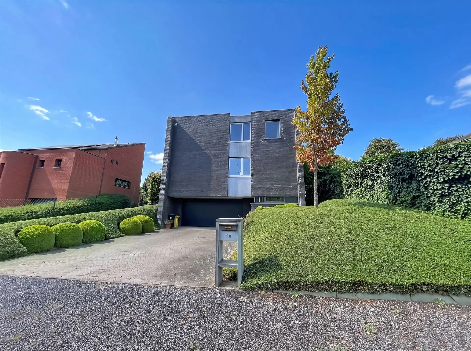 Moderne en ruime villa met mooi aangelegde tuin foto {{pictureIndex}}