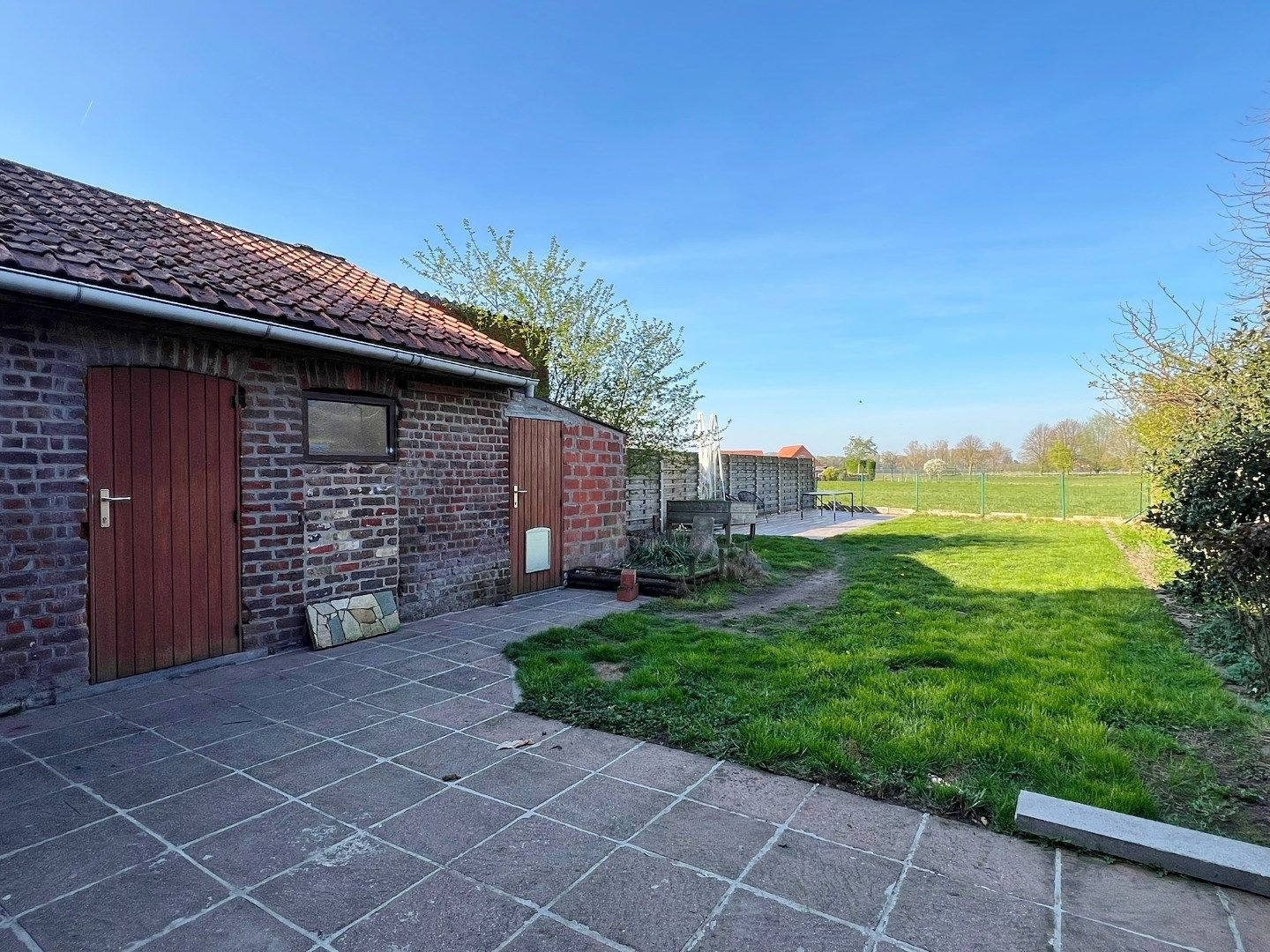 Rijwoning in de dorpskern met garage en zonnige tuin met open zicht over de velden.  foto 16