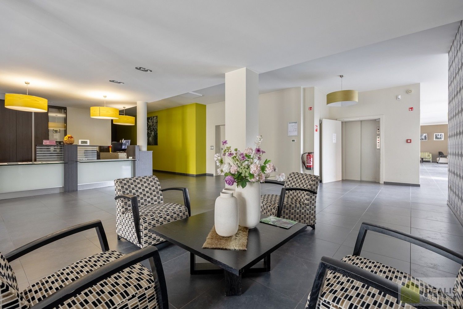 IDEALIS VASTGOED – HOOGWAARDIG AFGEWERKTE ASSISTENTIE-APPARTEMENT IN RESIDENTIE NUMA OP EEN TOPLOCATIE. Gelegen op de 2de verdieping met een bewoonbare oppervlakte van ca. 60m² biedt dit knappe assistentie-appartement een aangename leefruimte met aansluitend een zonnig overdekt terras, uitgeruste keuken en een ruime slaapkamer met veel lichtinval! Daarnaast kan er gebruik gemaakt worden van de talrijke gemeenschappelijke ruimtes en kan men aangenaam vertoeven in de prachtige gemeenschappelijke tuin, een oase van rust! foto 18