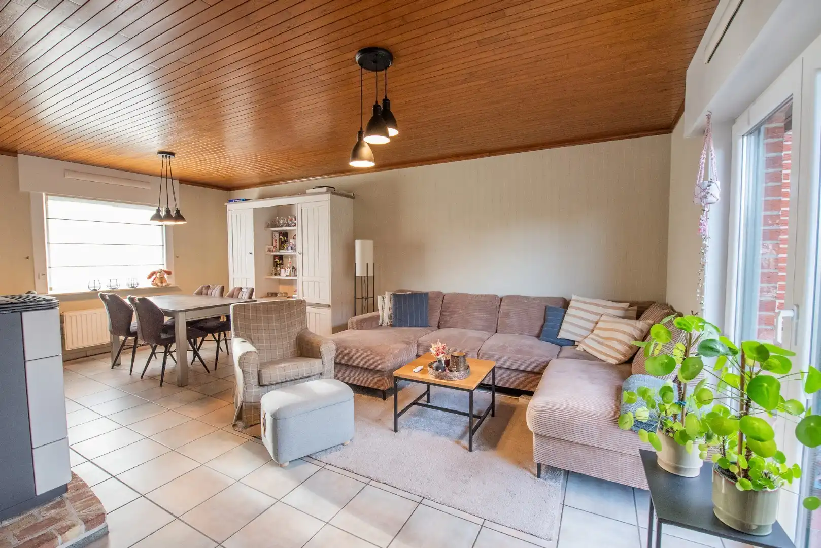 🏡 Charmante gezinswoning met 3 slaapkamers, inpandige garage en prachtige tuin in rustige woonwijk . foto 3