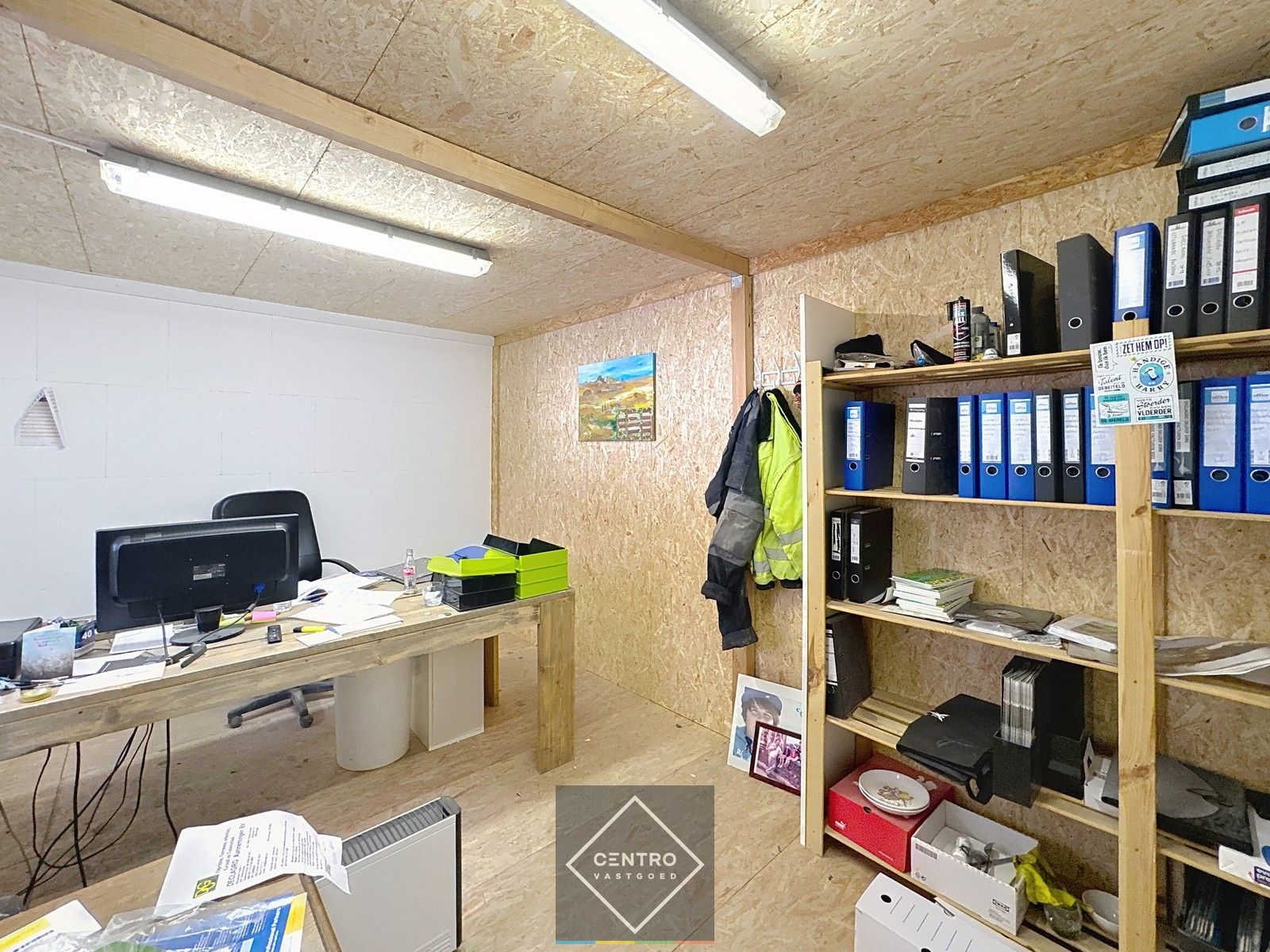 Magazijn (200m2)  met bureem + buitenterrein (circa 250m2)! foto 7