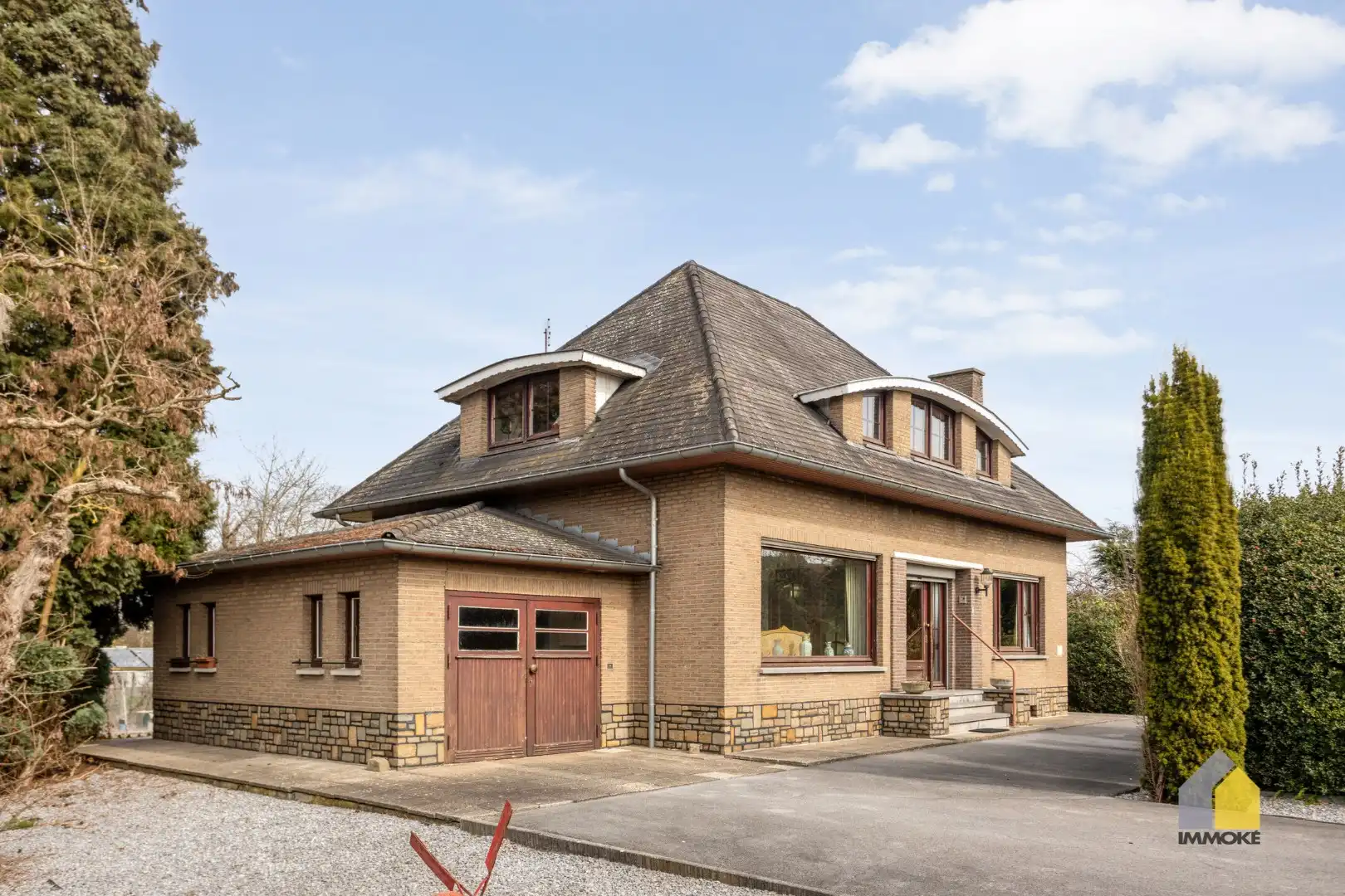 Te renoveren, statige woning op mooi perceel van 23 a 90 ca. foto 2