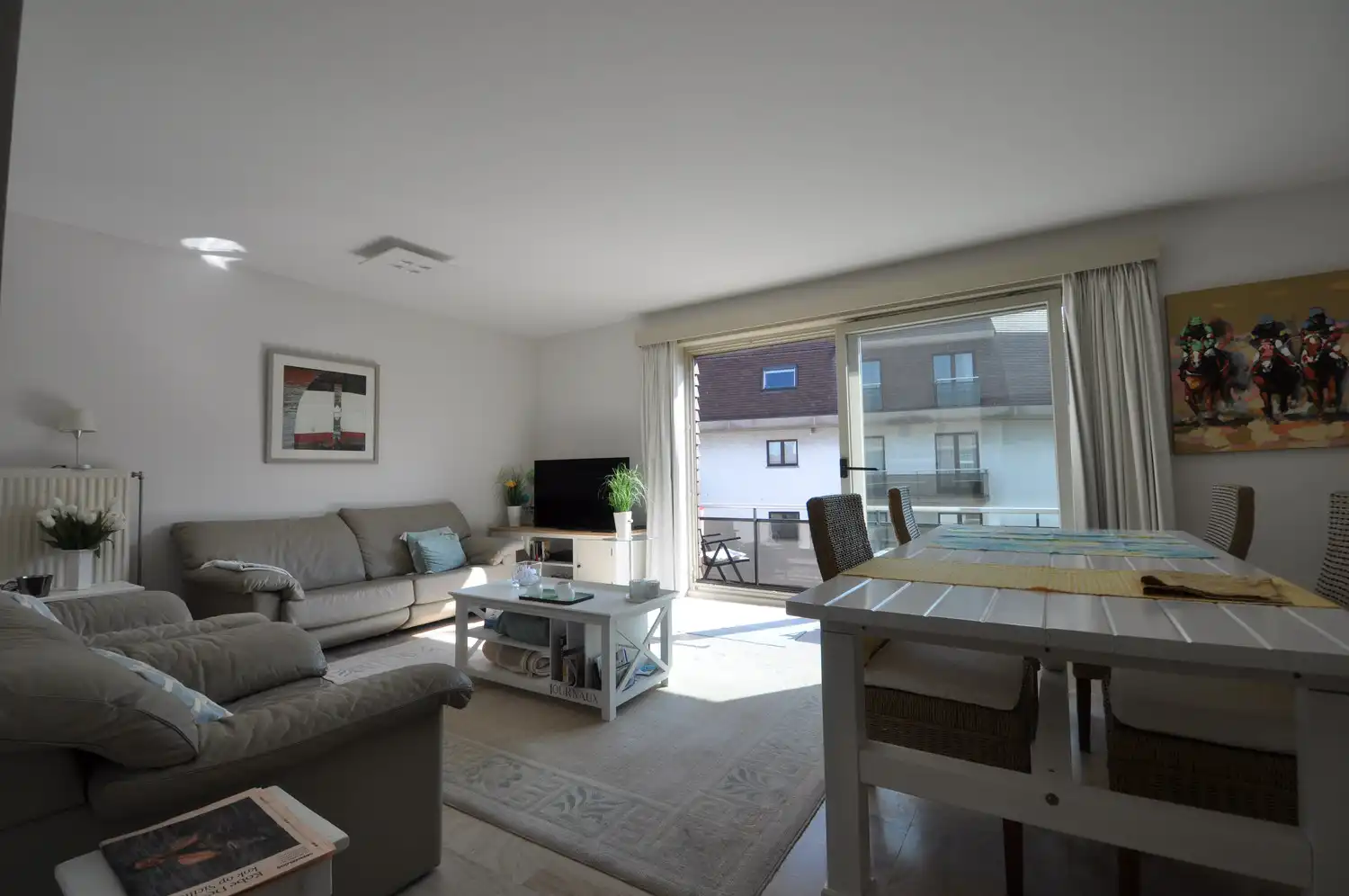 Lichtrijk en gemeubeld 2-slaapkamer appartement in Duinbergen foto 2