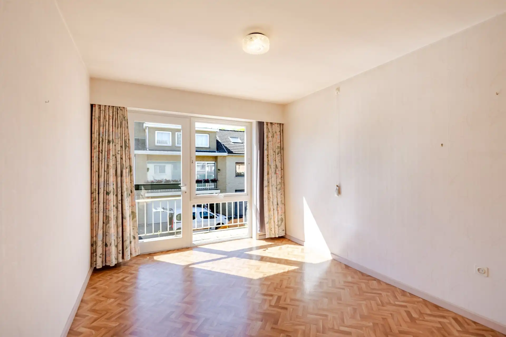 Ruime, solide te renoveren woning met 4 tot 5 slaapkamers en tuin foto 16