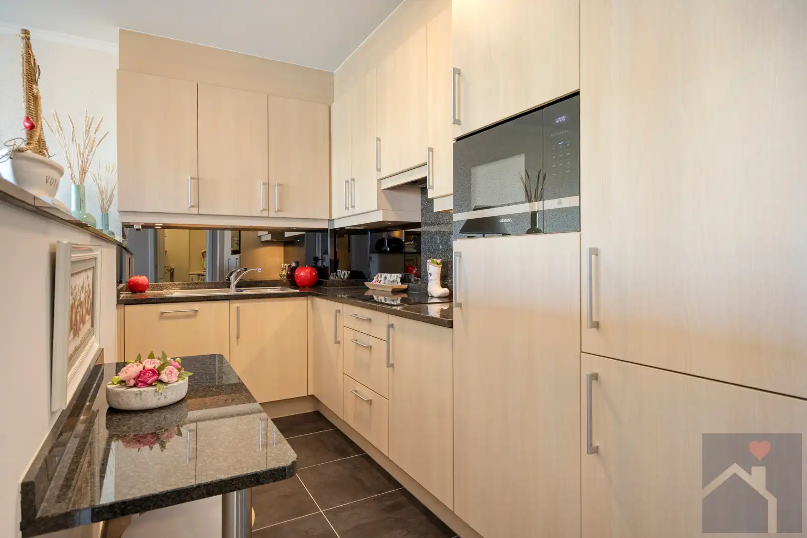 Instapklaar 2-slaapkamerappartement met terras, parking & berging in centrum Overpelt foto 10