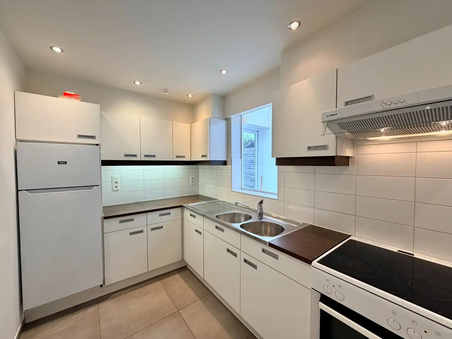 Instapklare woning met 2 slaapkamers en diepe tuin te Roeselare! foto 4