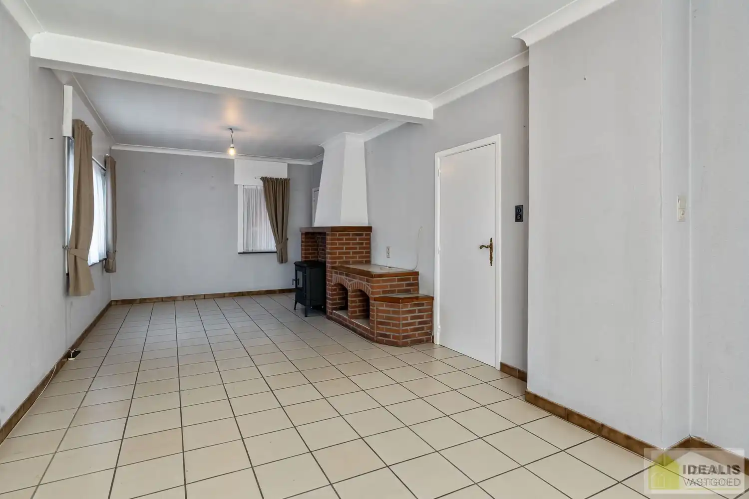 TE RENOVEREN WONING NABIJ HET CENTRUM VAN WIJCHMAAL, PEER OP EEN PERCEEL VAN  MAAR LIEFST 12A 5CA – DE WONING OMVAT EEN OPEN LEEFRUIMTE MET VEEL LICHTINVAL, KEUKEN MET AANSLUITEND EETKAMER, 3 SLAAPKAMERS, BADKAMER, VERANDA EN TWEE RUIME OPSLAGRUIMTES/WERKPLAATSEN – Een praktisch ingedeelde woning op een ruim perceel nabij het centrum van Peer! Dé perfecte zet voor zij die op zoek zijn naar een te renoveren woning met veel mogelijkheden op een rustige locatie in Wijchmaal, Peer! foto 5