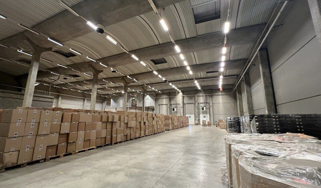 Logistieke loodsen met laadkades vlakbij R42 in Sint-Niklaas foto 9