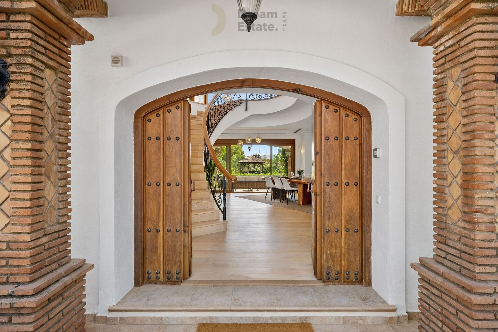 Welkom in deze prachtige villa te El Paraiso, een mix van Andalusische charme en moderne elegantie. foto 3