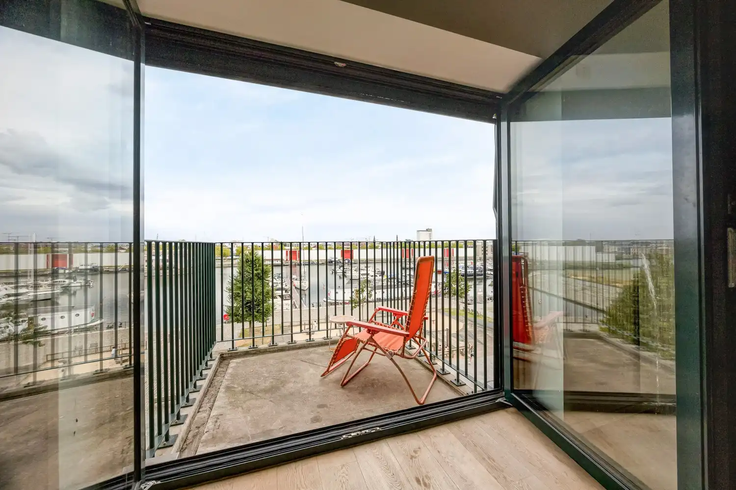 Modern 3 slpk appartement met terras en panoramisch uitzicht op het Eilandje foto 13