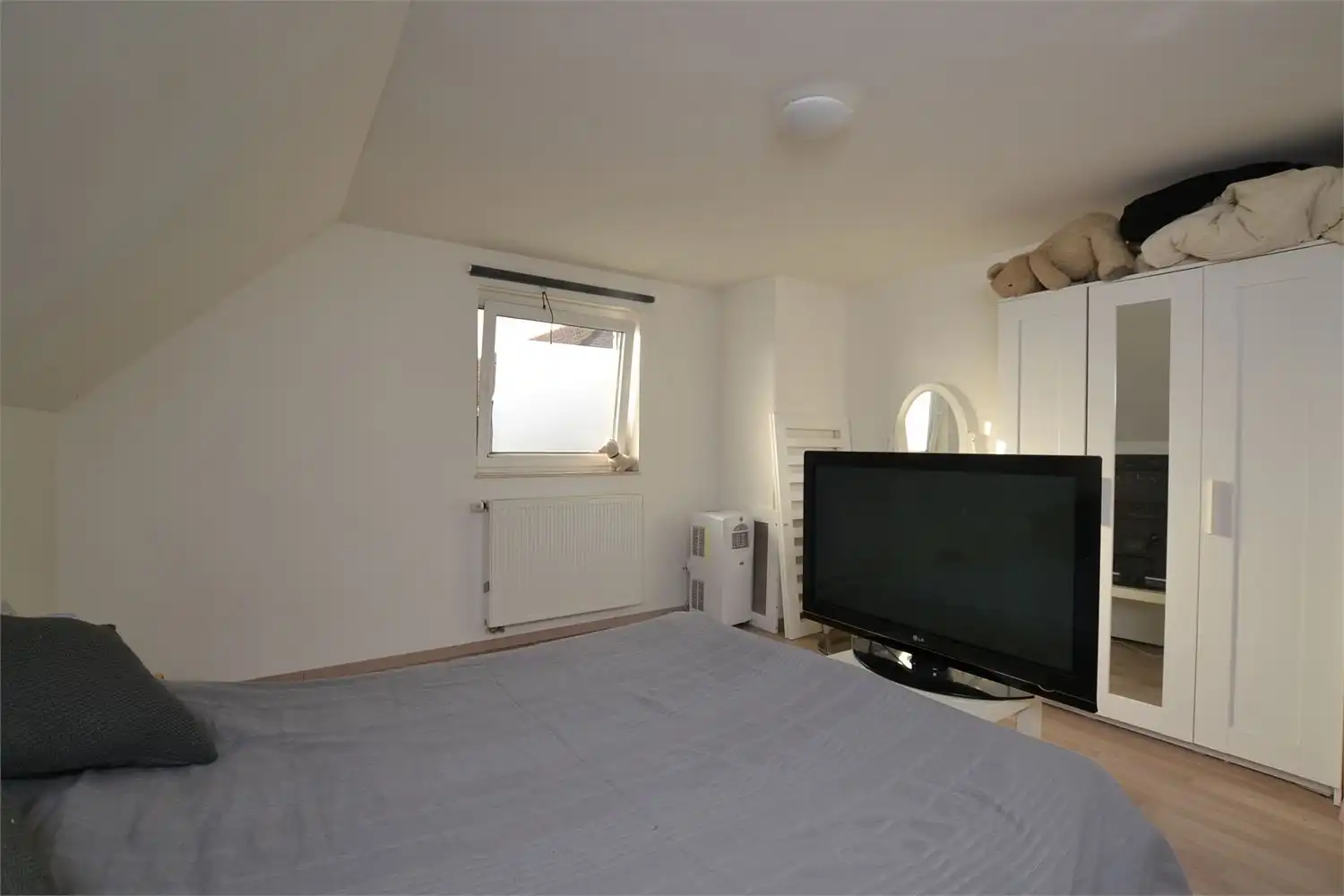 RUSTIG GELEGEN DUPLEXAPPARTEMENT MET 3 SLAAPKAMERS, TERRAS, GARAGE EN AUTOSTAANPLAATS foto 8