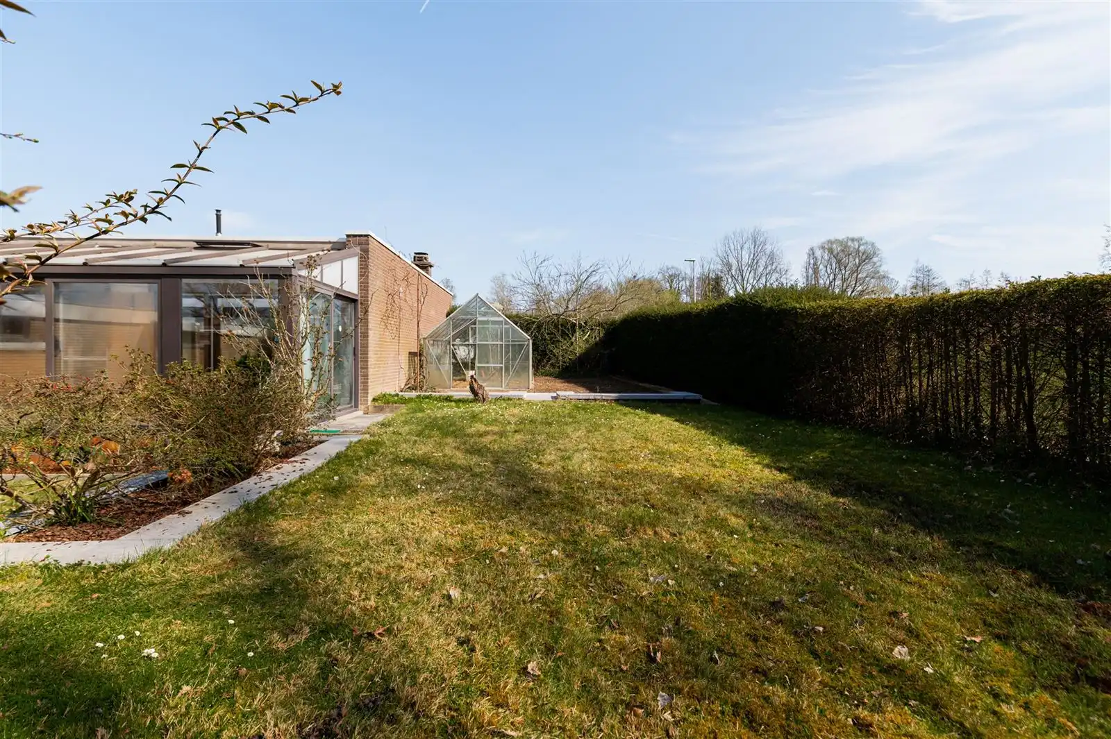 Halfopen bungalow met zonnige ruime tuin foto 12
