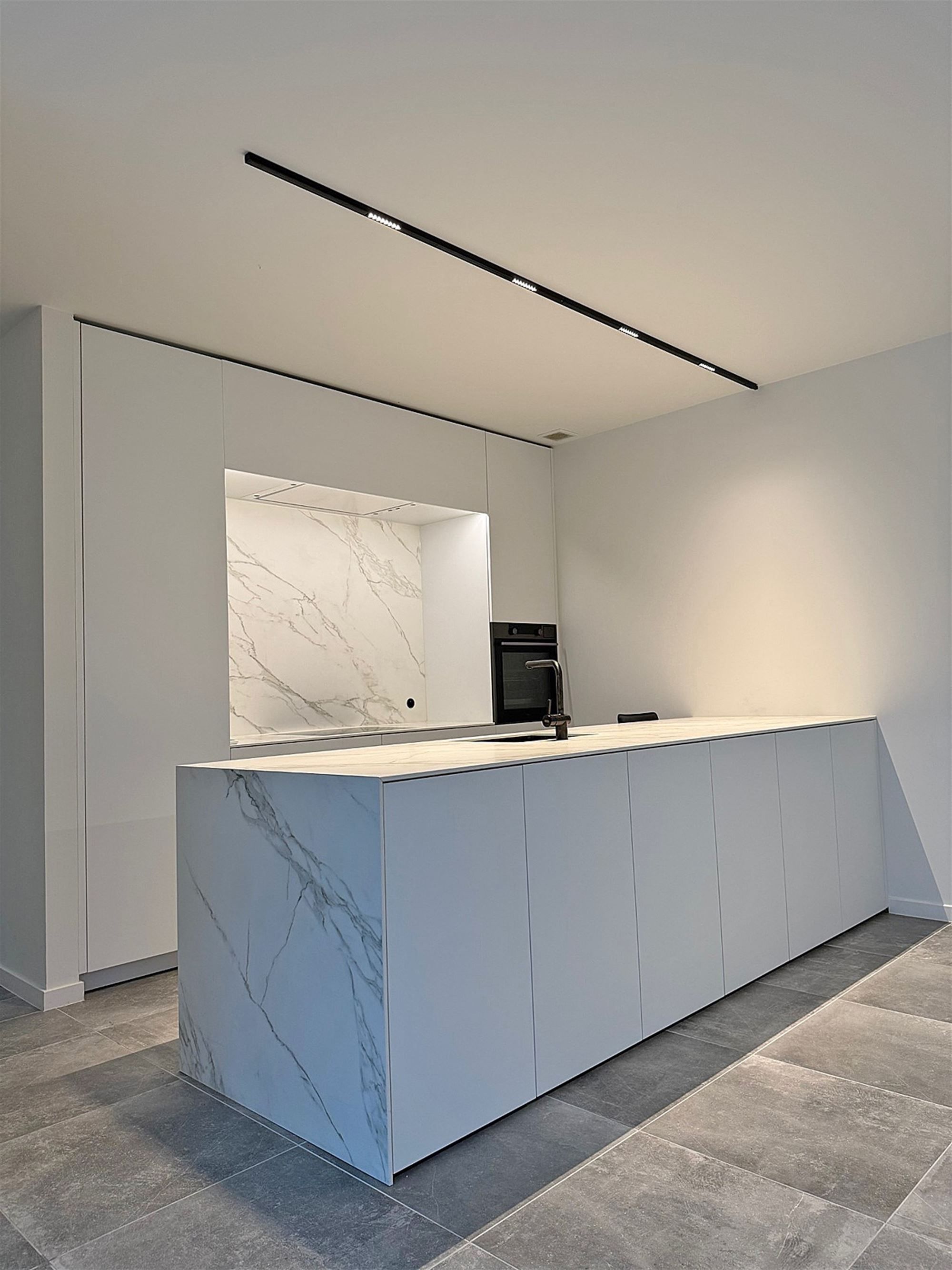 APPARTEMENT (gelijkvloers) met terras / tuin, 1 slaapkamer, ruime bergingen & autostaanplaats foto 5