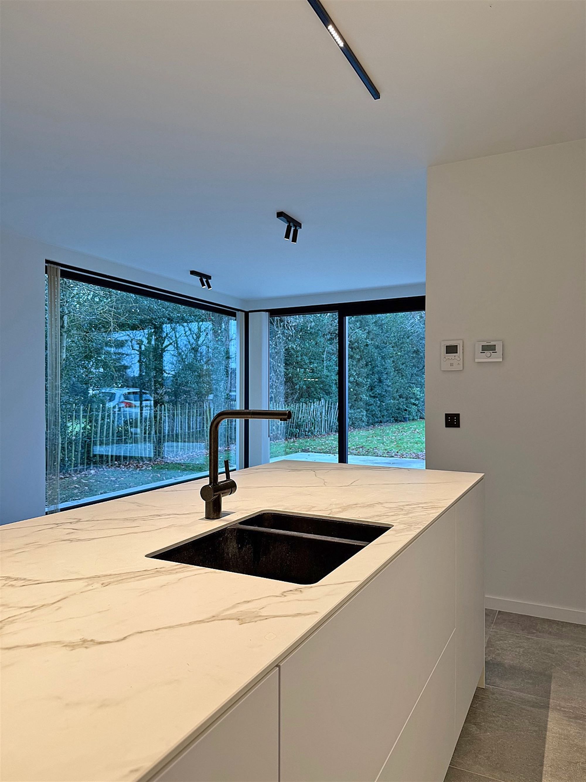 APPARTEMENT (gelijkvloers) met terras / tuin, 1 slaapkamer, ruime bergingen & autostaanplaats foto 5