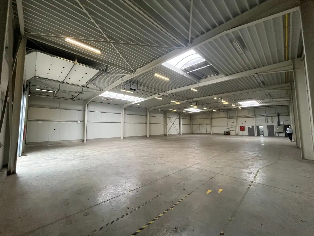 Bedrijfshal met terrein foto 12