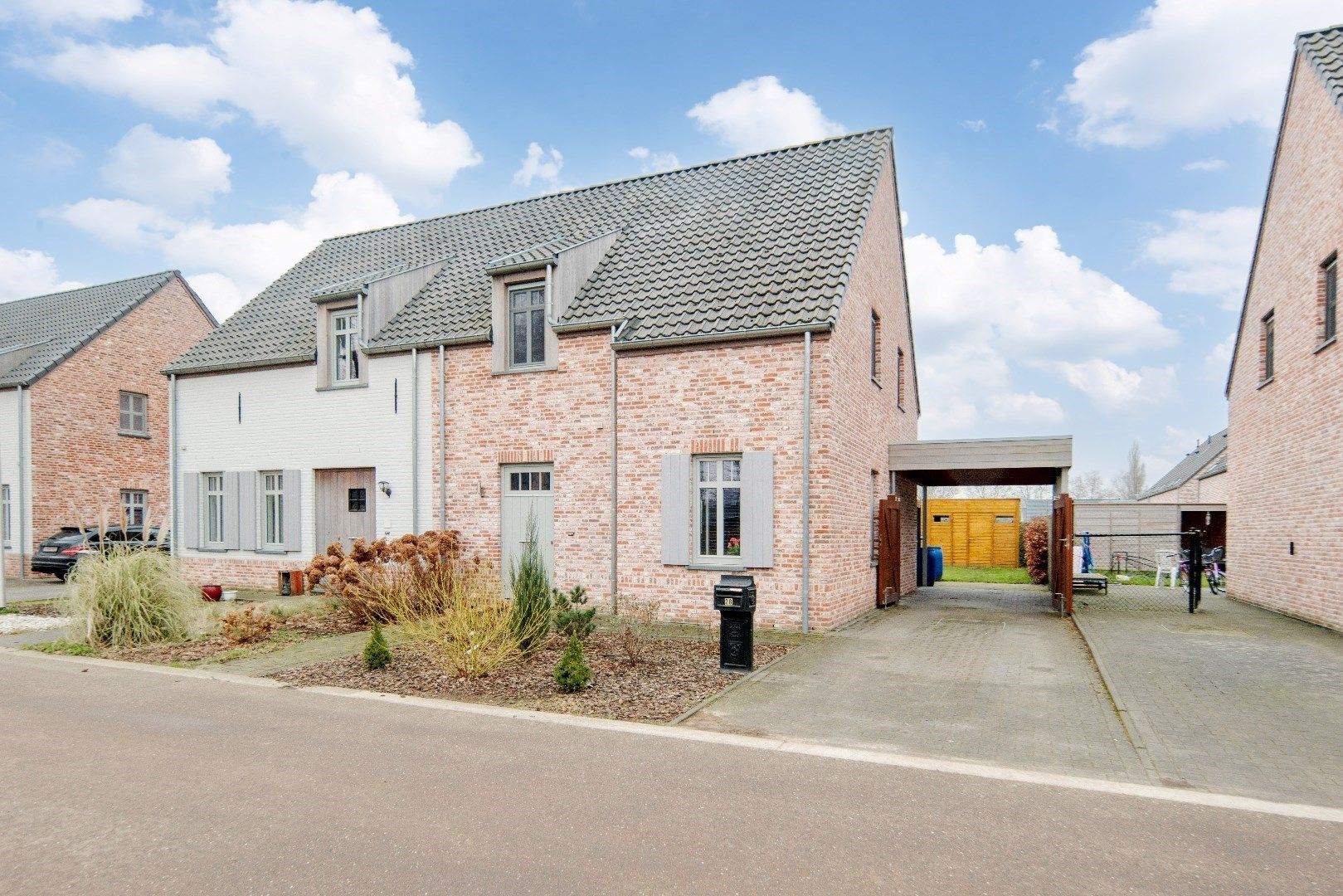 Recente pastorijwoning met carport, 3 slpk, Z-gericht perceel 2a89ca foto {{pictureIndex}}