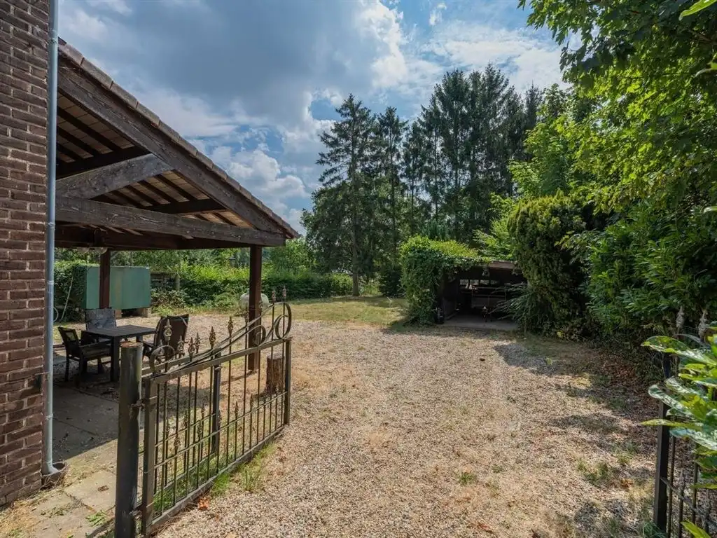 Halfopen bebouwing met kelderverdieping en ruime tuin foto 4