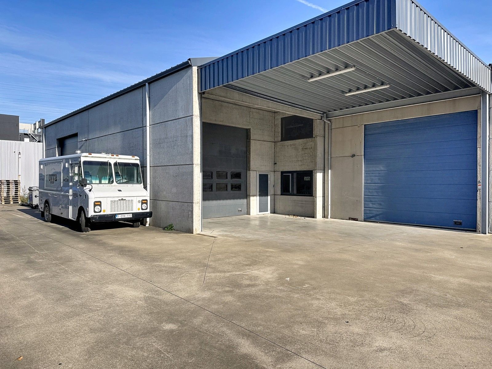 Instapklaar BEDRIJFSPAND, bestaande uit MAGAZIJNEN met geïntegreerde KANTOREN en ruim APPARTEMENT met terras op verdieping! Op industriezone "Waggelwater"! foto 17