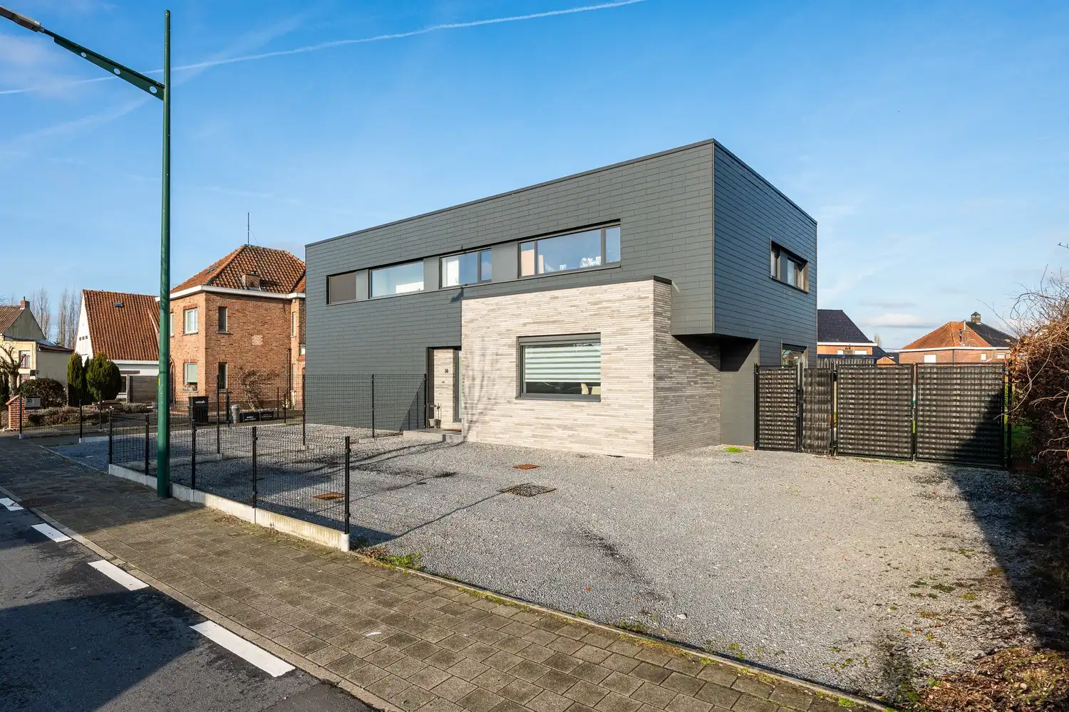 Vernieuwbouw woning met praktijkruimte op topligging met uitstekende zichtbaarheid in Evergem foto {{pictureIndex}}