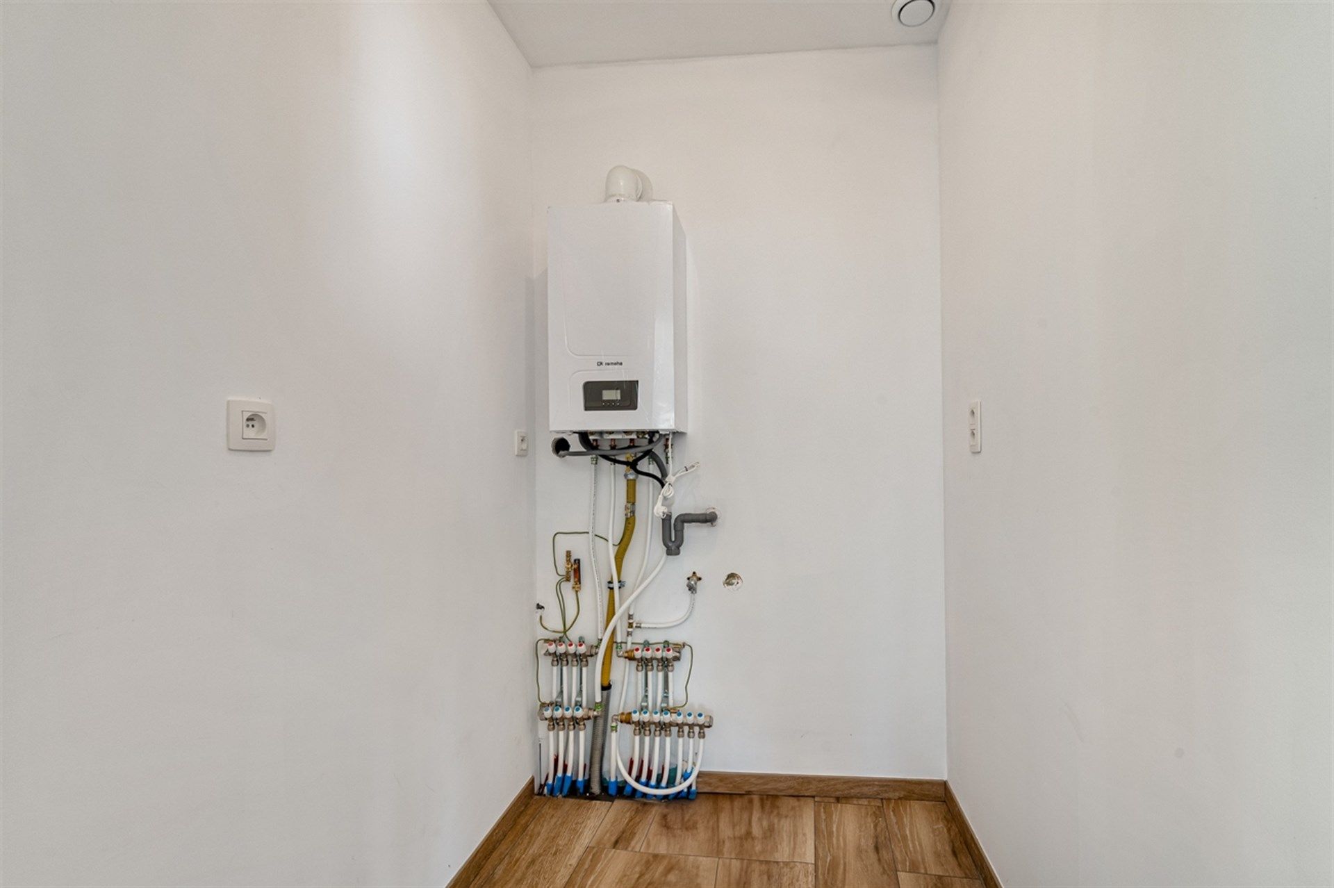 Totaal gerenoveerde woning met tuin en garage in Erembodegem foto 9