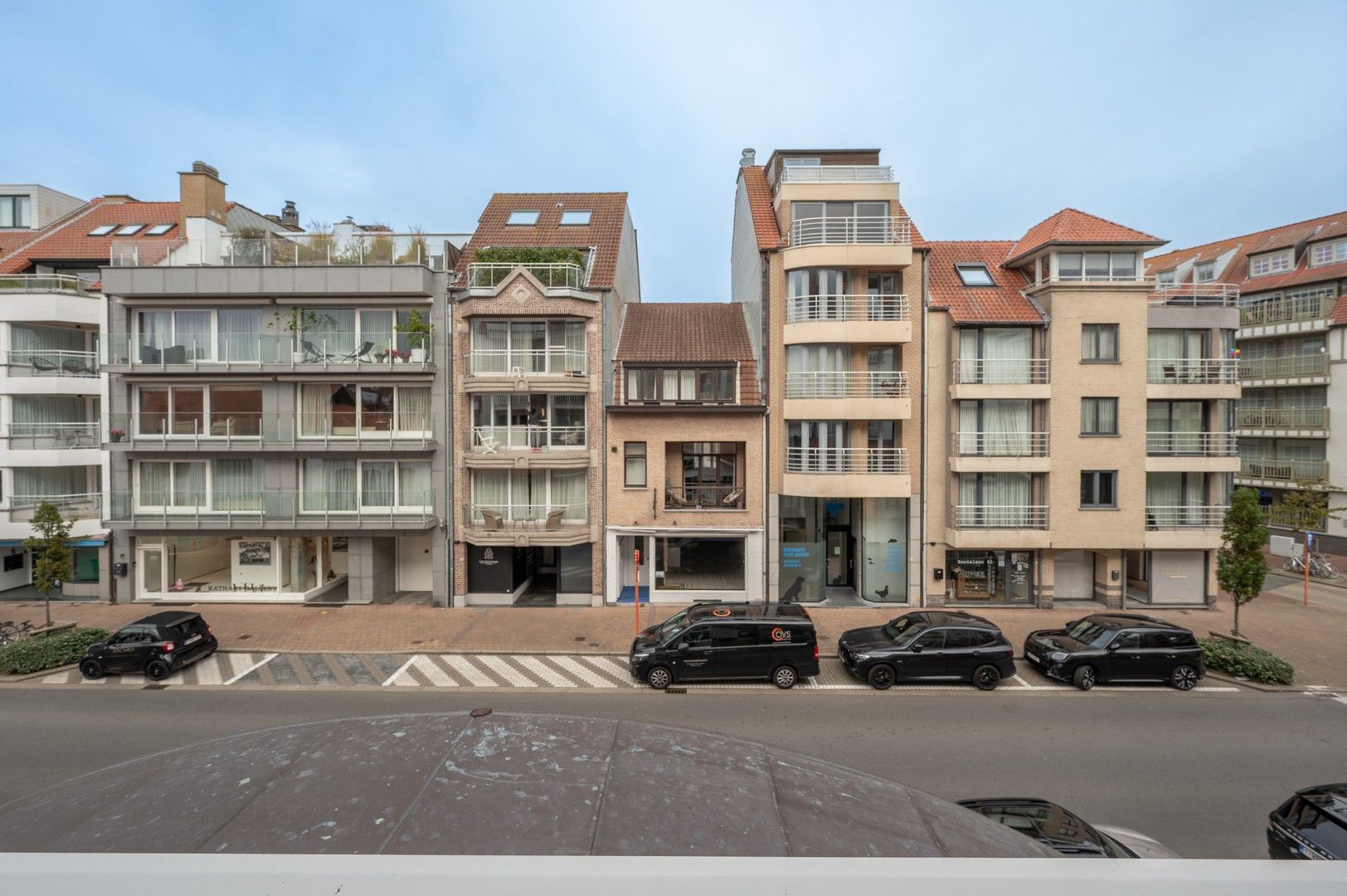 Modern en instapklaar appartement met drie slaapkamers, centraal gelegen in het bruisende centrum van Knokke. foto 11