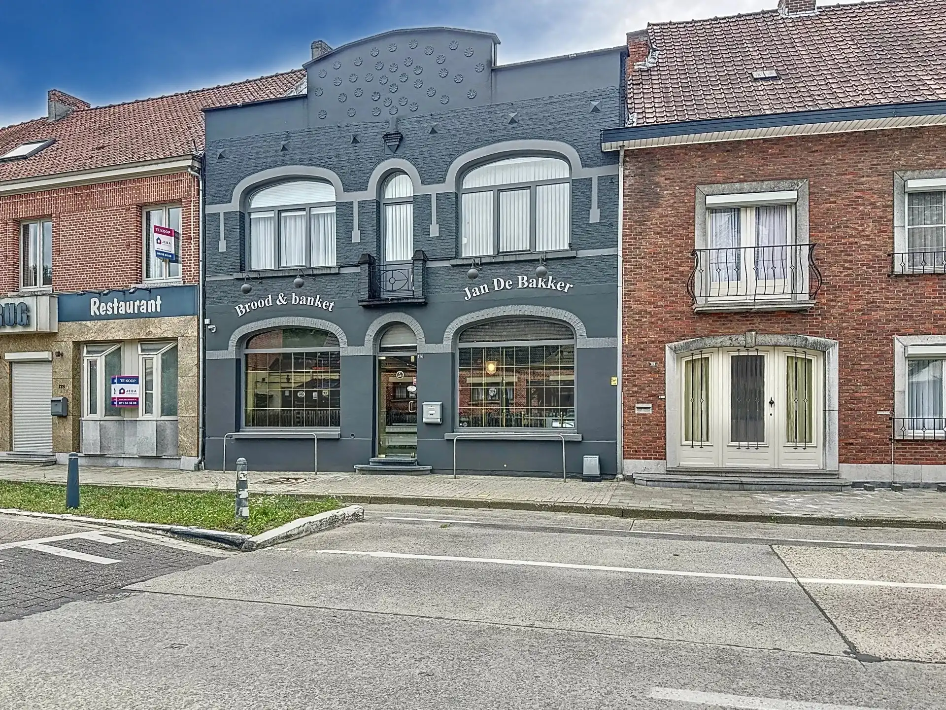 Handelspand met magazijn en bovengelegen appartement. foto {{pictureIndex}}