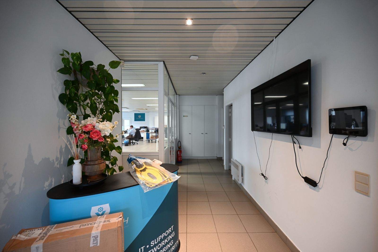 Bedrijfs-/ kantoorgebouw (275m2) met veel parkeergelegenheid! foto 3