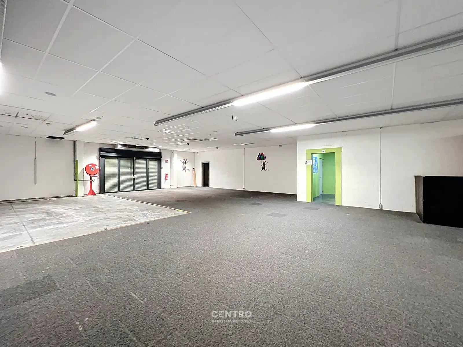 Multifunctioneel bedrijfspand (binnenrecreatie, toonzaal, winkel, opslag,...) van 782m² met 40 parkeerplaatsen op eigen terrein te Bavikhove (Harelbeke). foto 14