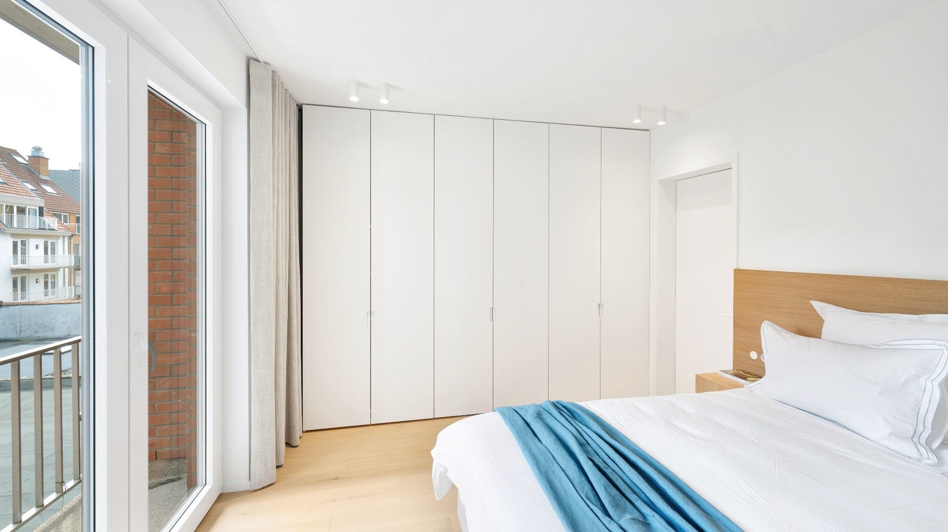 Prachtig gerenoveerd 3-slaapkamer appartement gelegen op de Lippenslaan.  foto 19