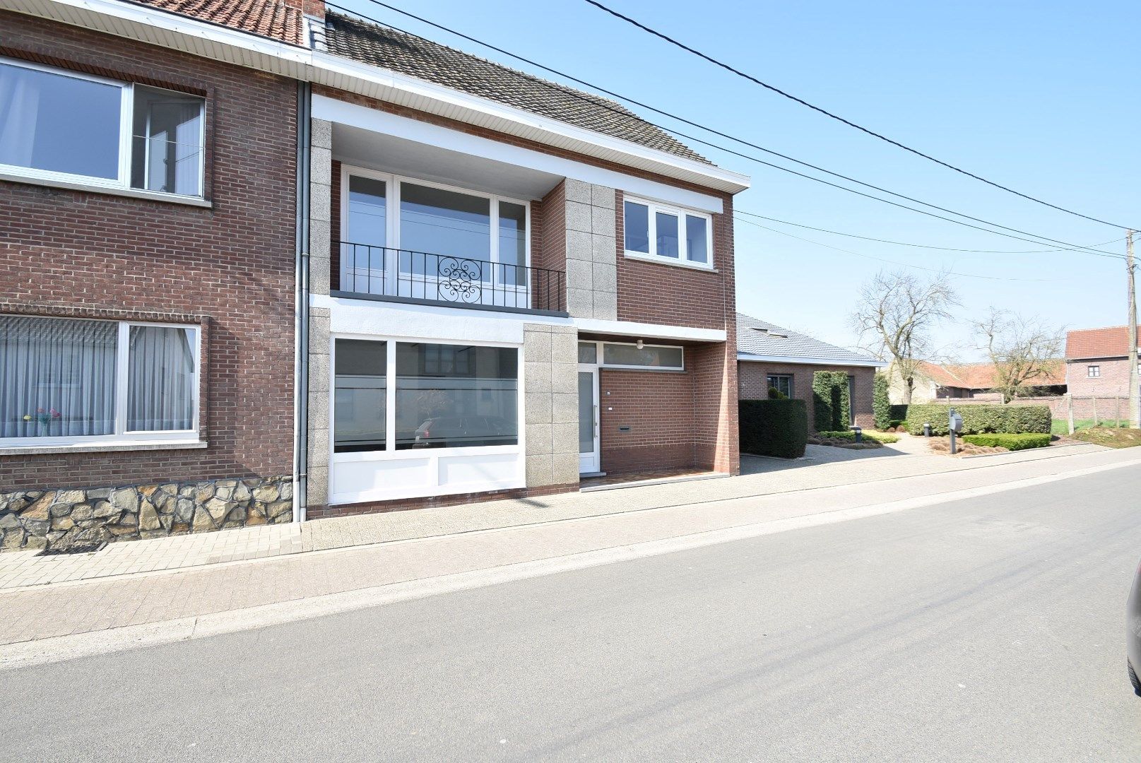 * * WACHTLIJST VOLZET * * Zeer grondig en geslaagd gerenoveerde woning met terras en dubbele autostandplaats foto {{pictureIndex}}
