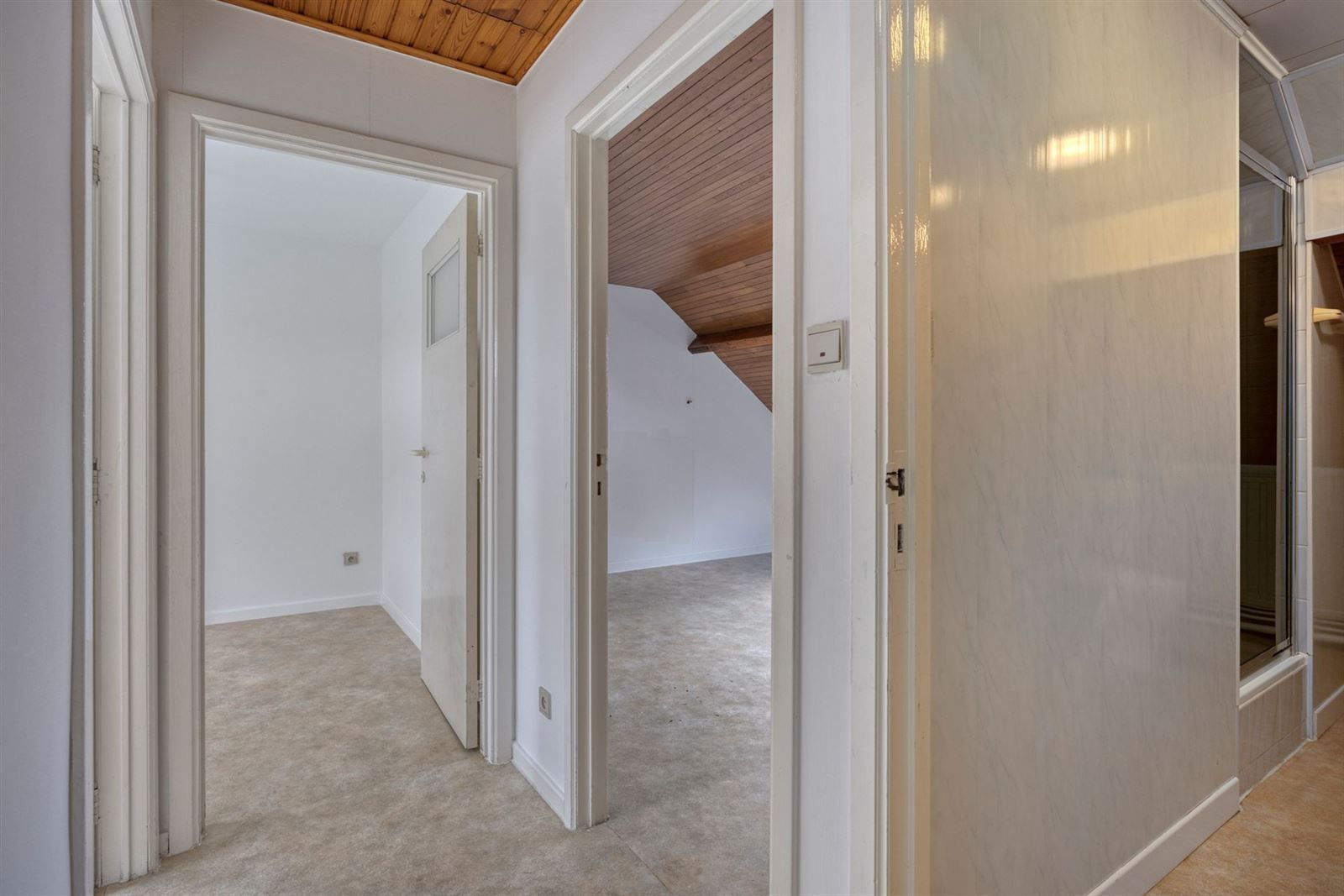 Opbrengsteigendom met handelsruimte en 3-kamer duplex appartement foto 16