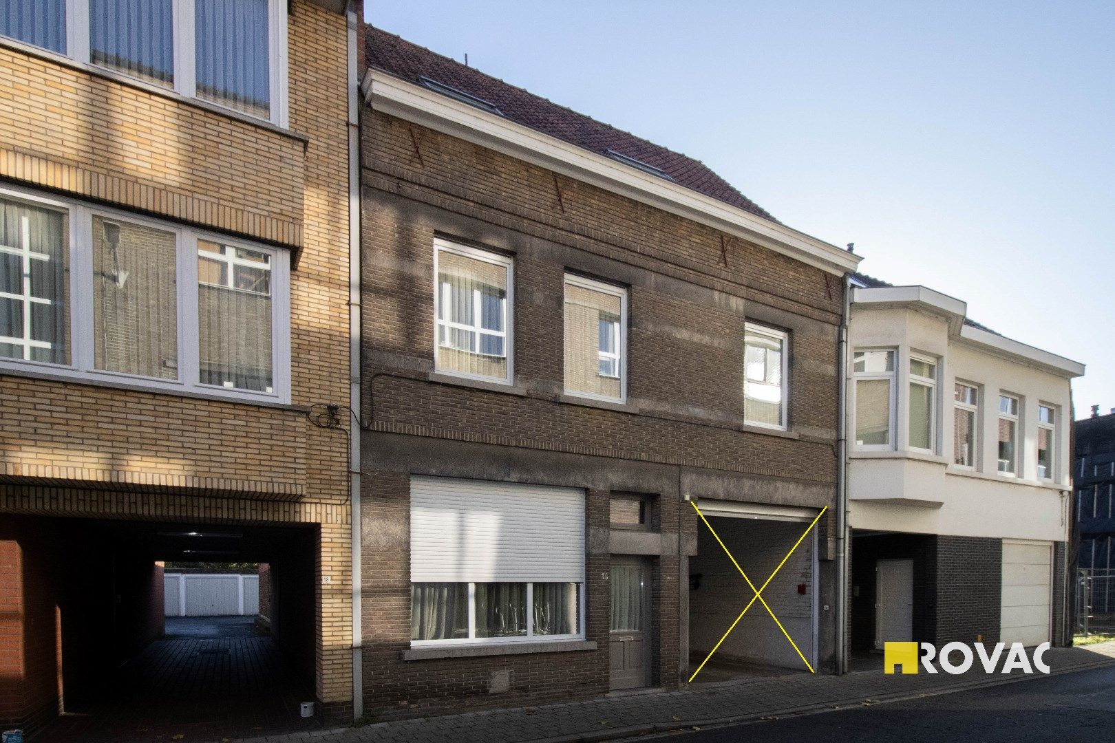 Ruime rijwoning (162 m²) met terras nabij centrum Izegem foto {{pictureIndex}}