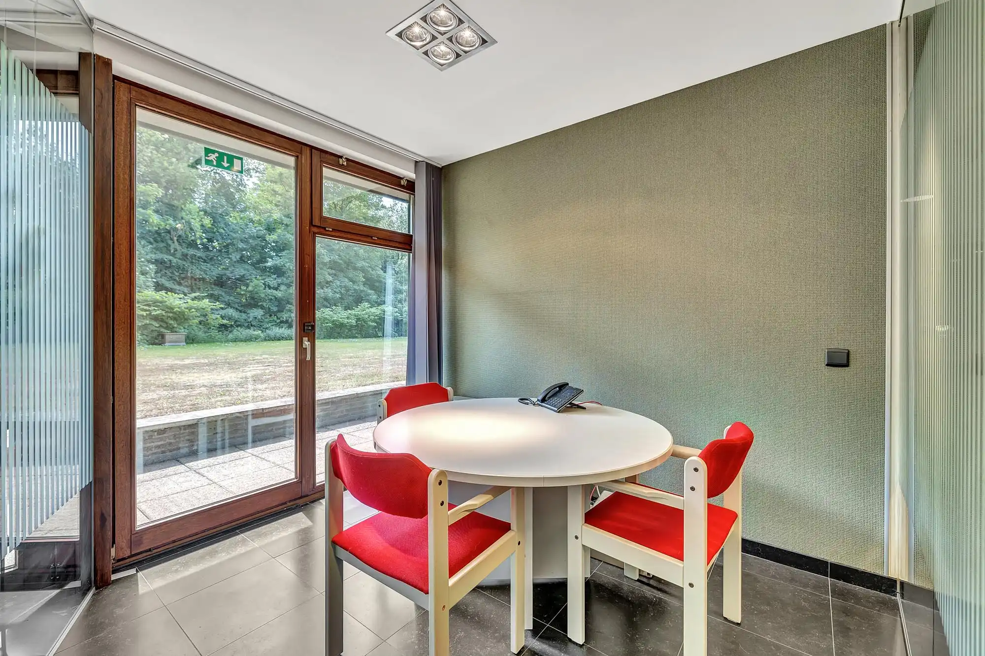 Instapklaar commercieel gelijkvloers op strategische locatie foto 18