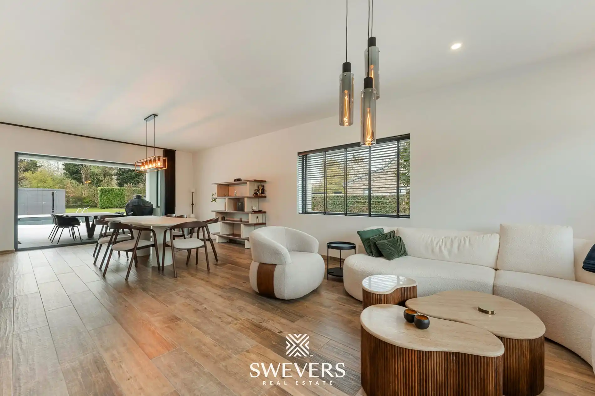 Volledig gerenoveerde villa met zwembad op prachtig perceel van 27a 49ca in Herk-de- Stad foto {{pictureIndex}}