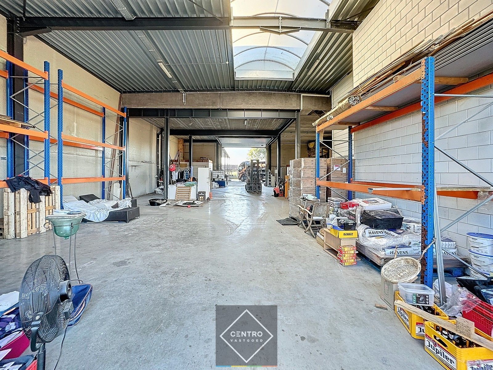 Instapklaar BEDRIJFSGEBOUW bestaande uit MAGAZIJN met BURELEN en een ruim LOFT-APPARTEMENT op verdieping! Grote verharde koer (1.000m²) met UITBREIDINGSMOGELIJKHEDEN. Op 500m van autosnelweg A10/E40 foto 6