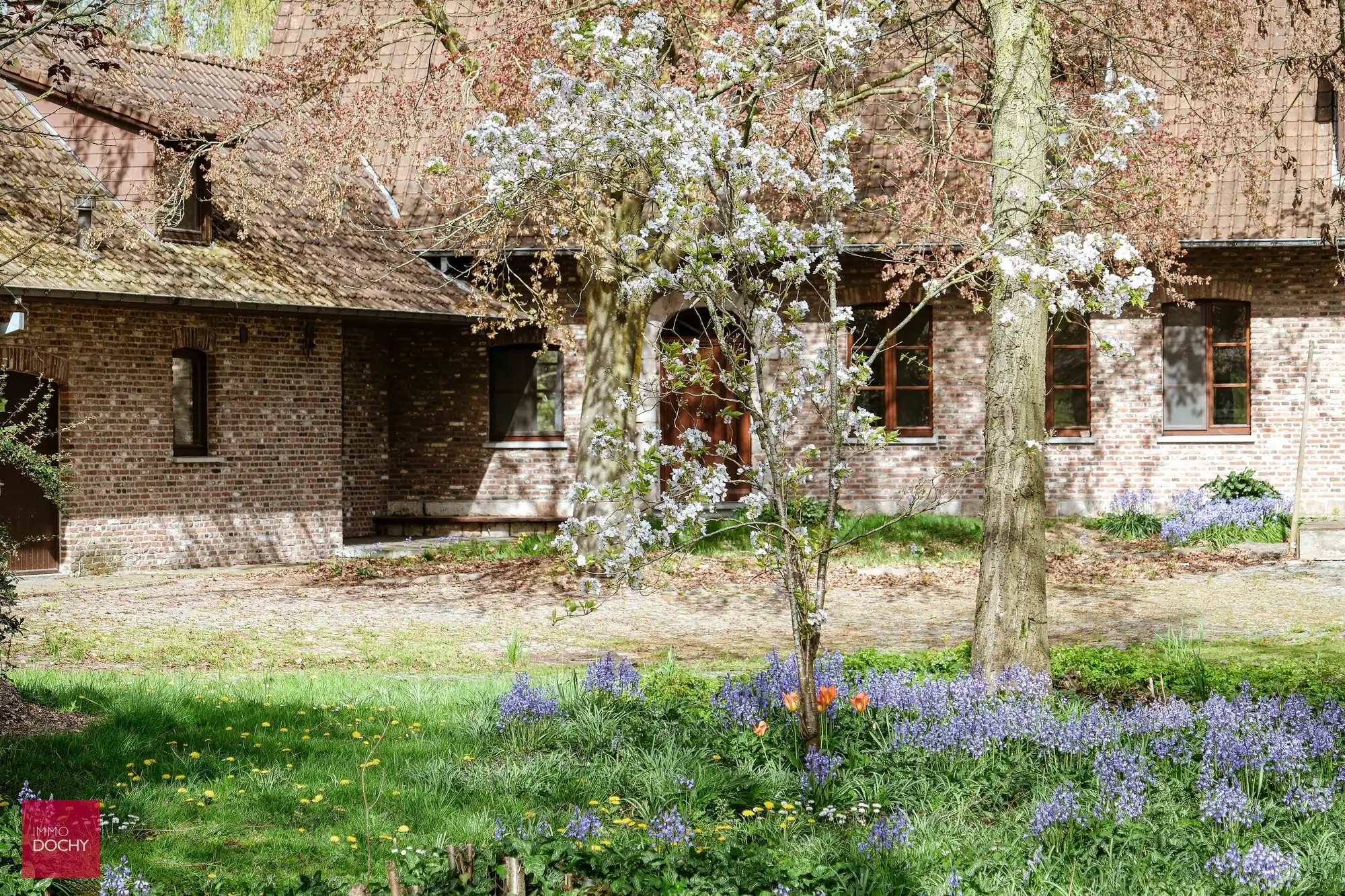 Historische omwalde hoeve met verschillende bijgebouwen foto 21