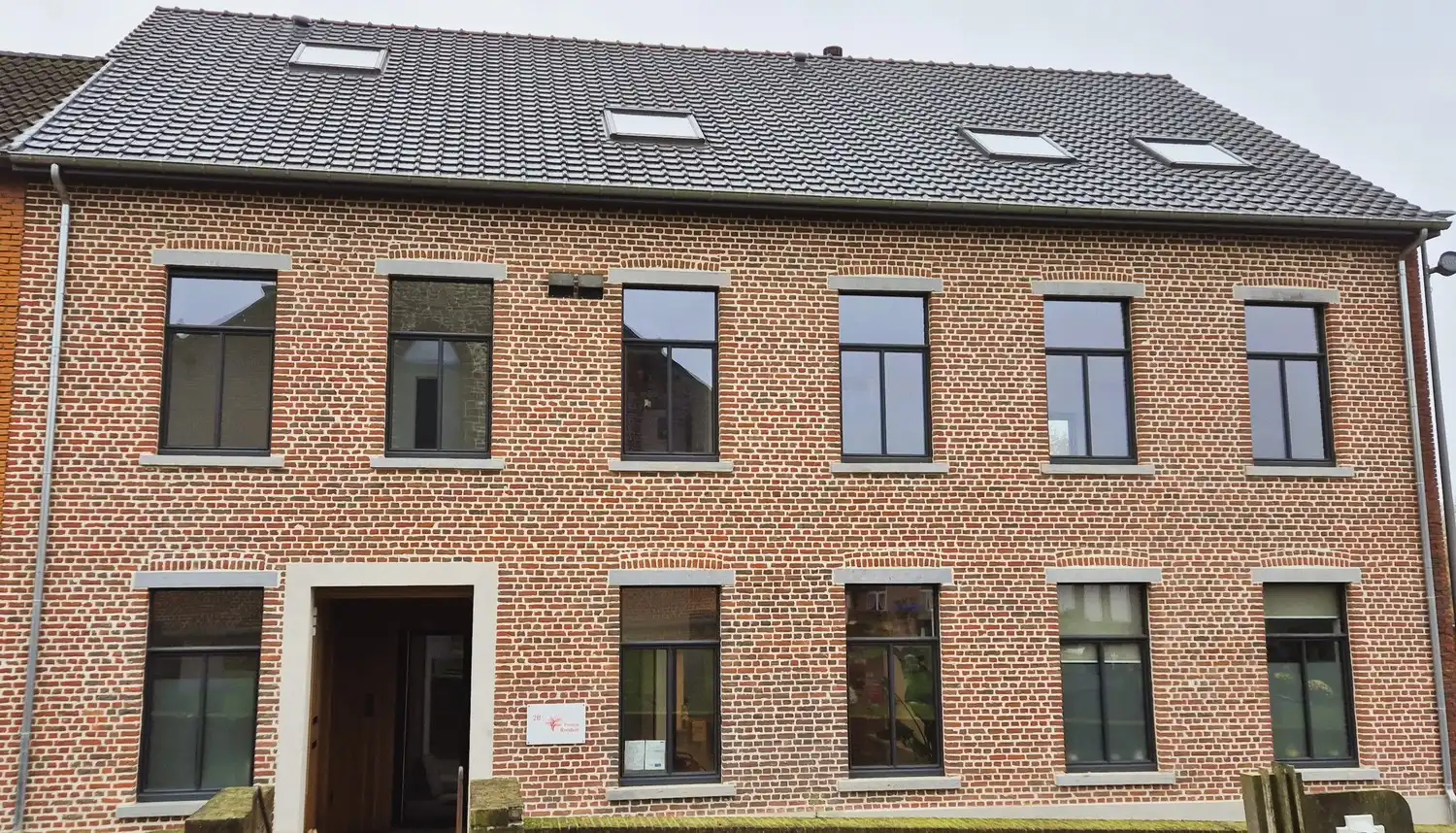 Uitzonderlijk ruime nieuwbouwwoning met 2 aparte appartementen -perfect voor co-housing, kangoeroewonen of wonen + zorgwoonst. foto {{pictureIndex}}