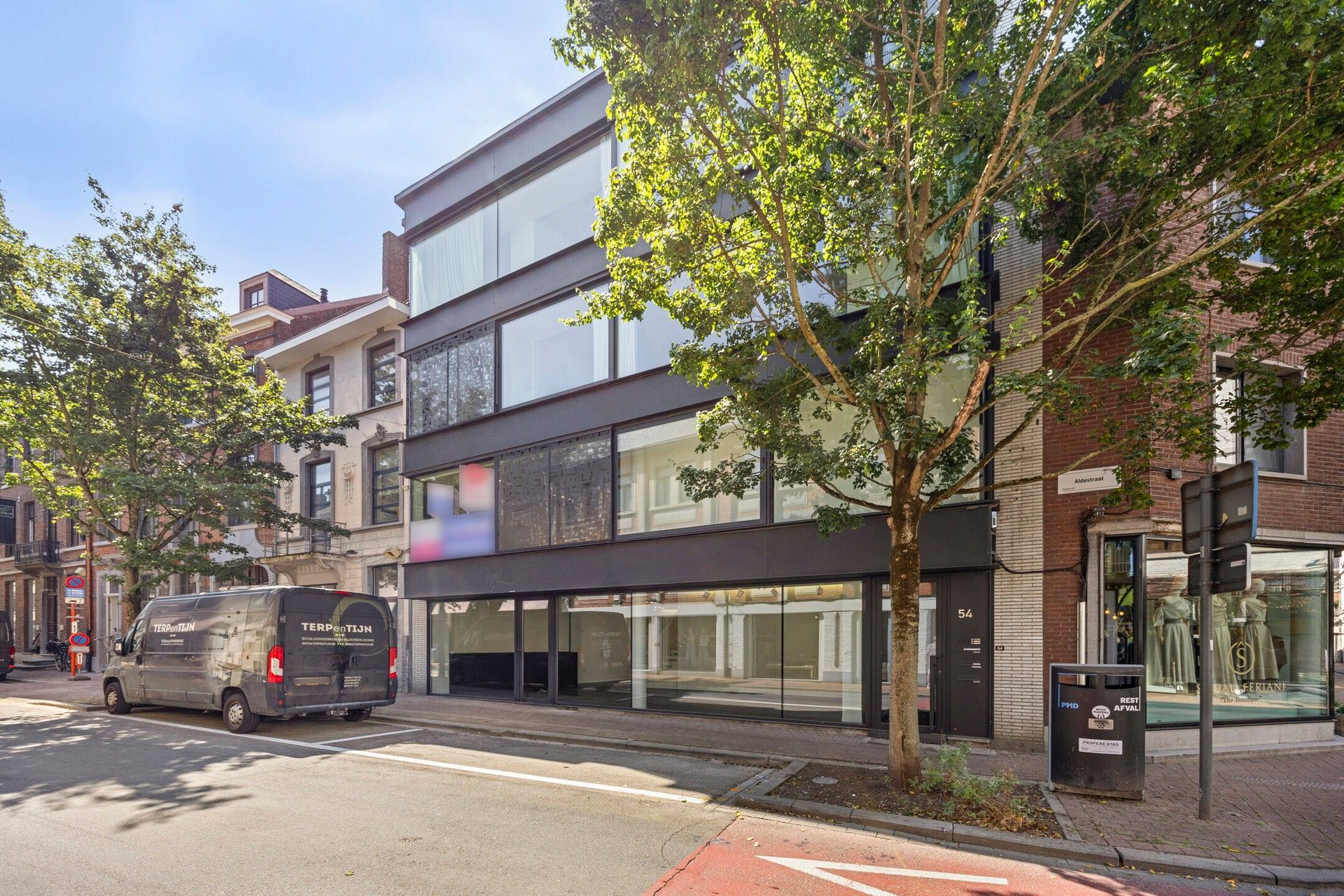 Architecturaal handelspand met bovenliggend (casco) appartement - Aldestraat 54. foto 2